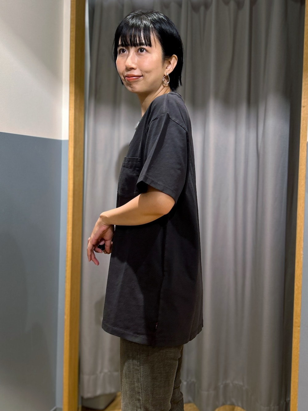 ブラック系のTシャツ/カットソー、ブルー系のシャツ/ブラウス、ブラウン系のその他パンツを着用したレディースの秋コーディネートの5枚目の写真