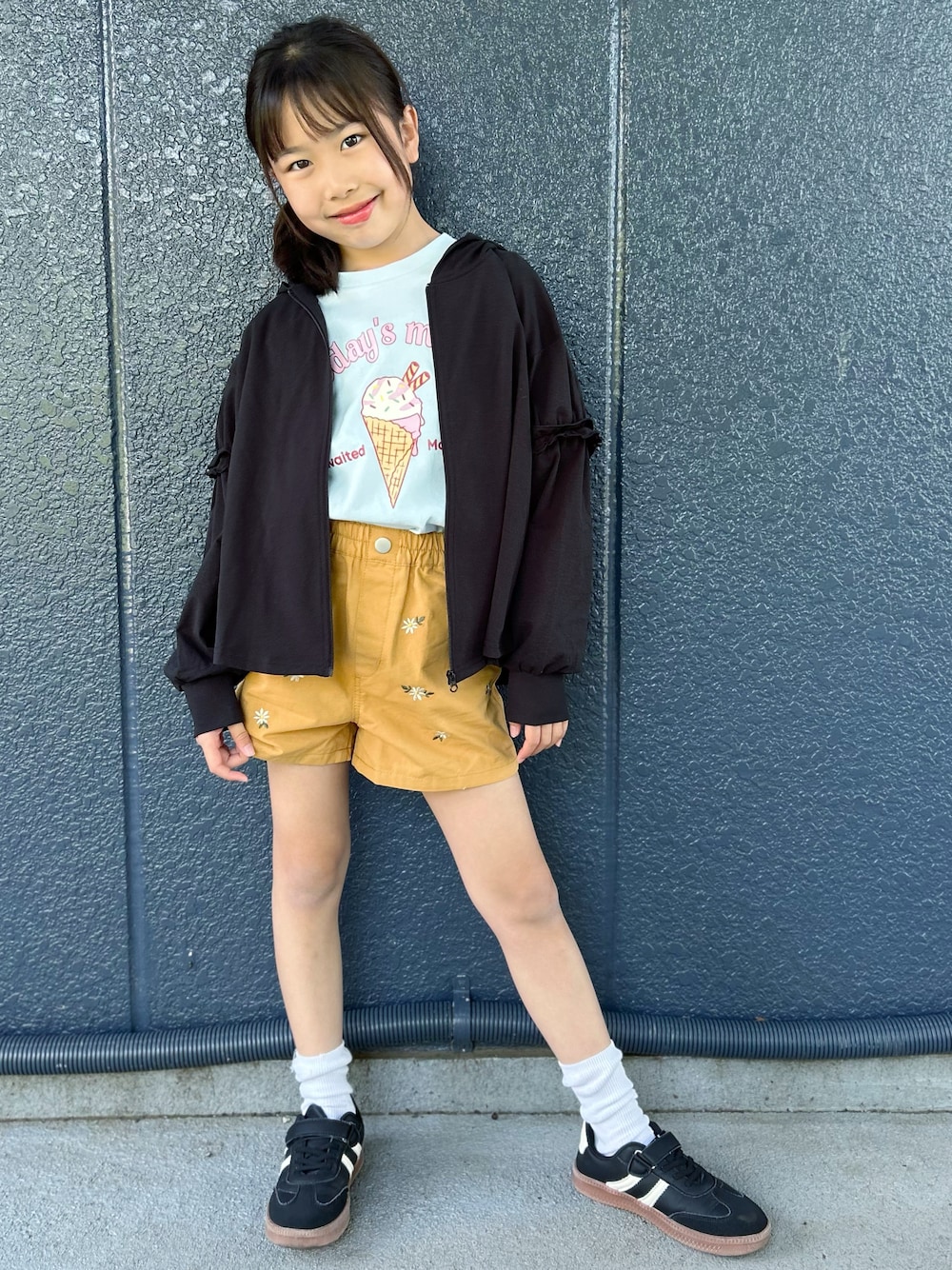 ブルー系のTシャツ/カットソー、イエロー系のその他パンツ、ブラック系のパーカーを着用したキッズの夏コーディネートの2枚目の写真
