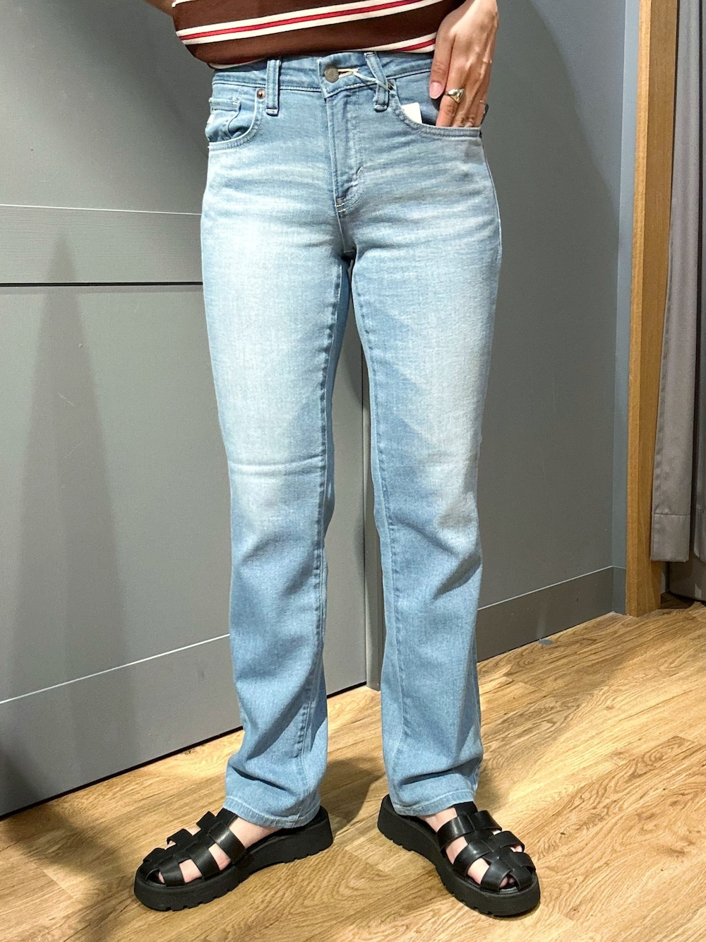 ブルー系のデニムパンツ、ブラック系のショルダーバッグ、ブラック系のキャップを着用したレディースの夏コーディネートの7枚目の写真