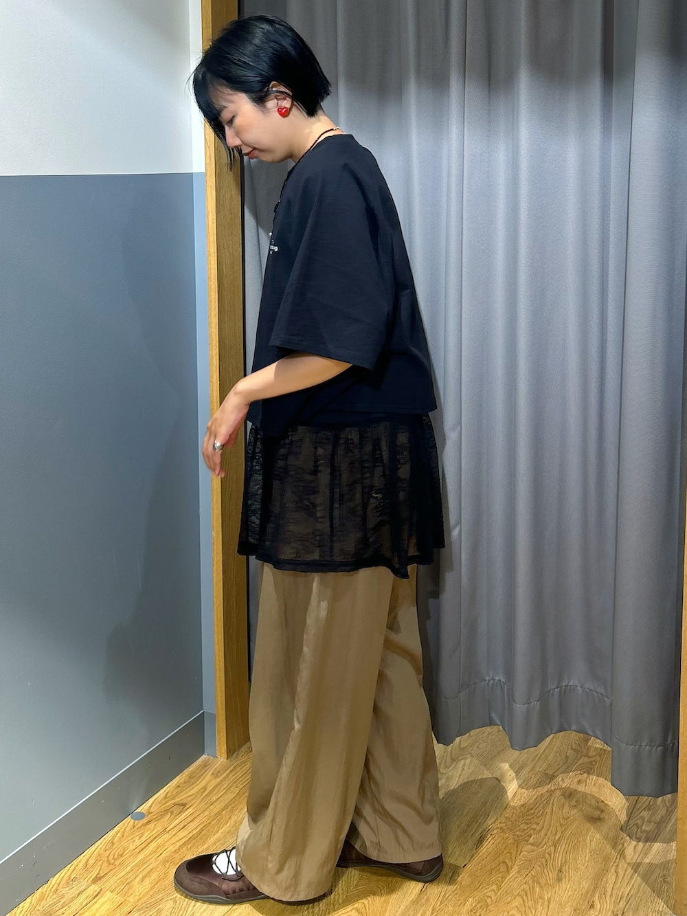 ブラック系のTシャツ/カットソー、ブラウン系のその他パンツ、ブラック系のタンクトップを着用したレディースの夏コーディネートの2枚目の写真