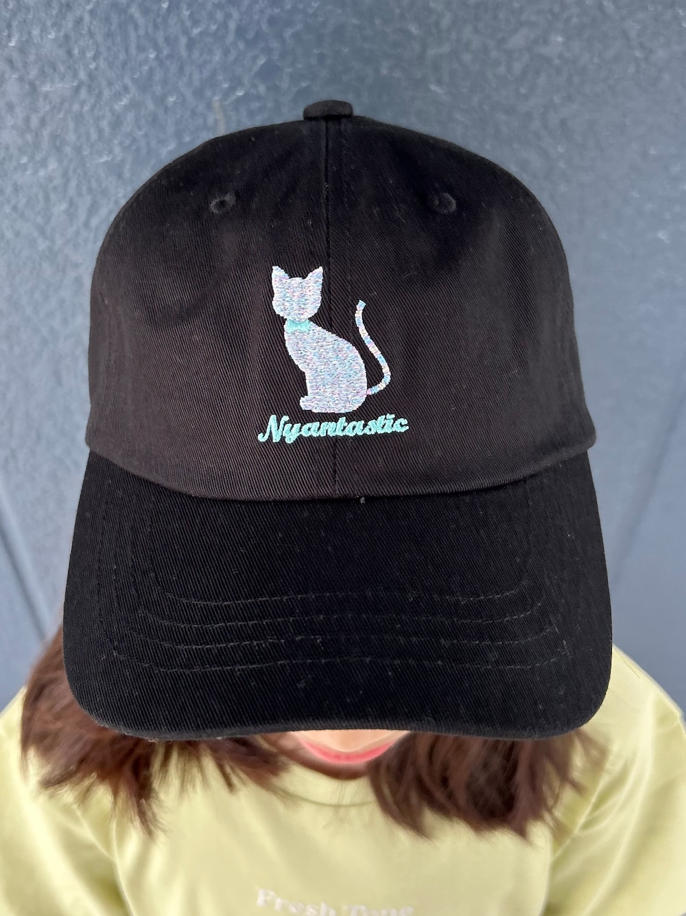 イエロー系のTシャツ/カットソー、ブルー系のその他パンツ、ブラック系のキャップを着用したキッズの夏コーディネートの6枚目の写真