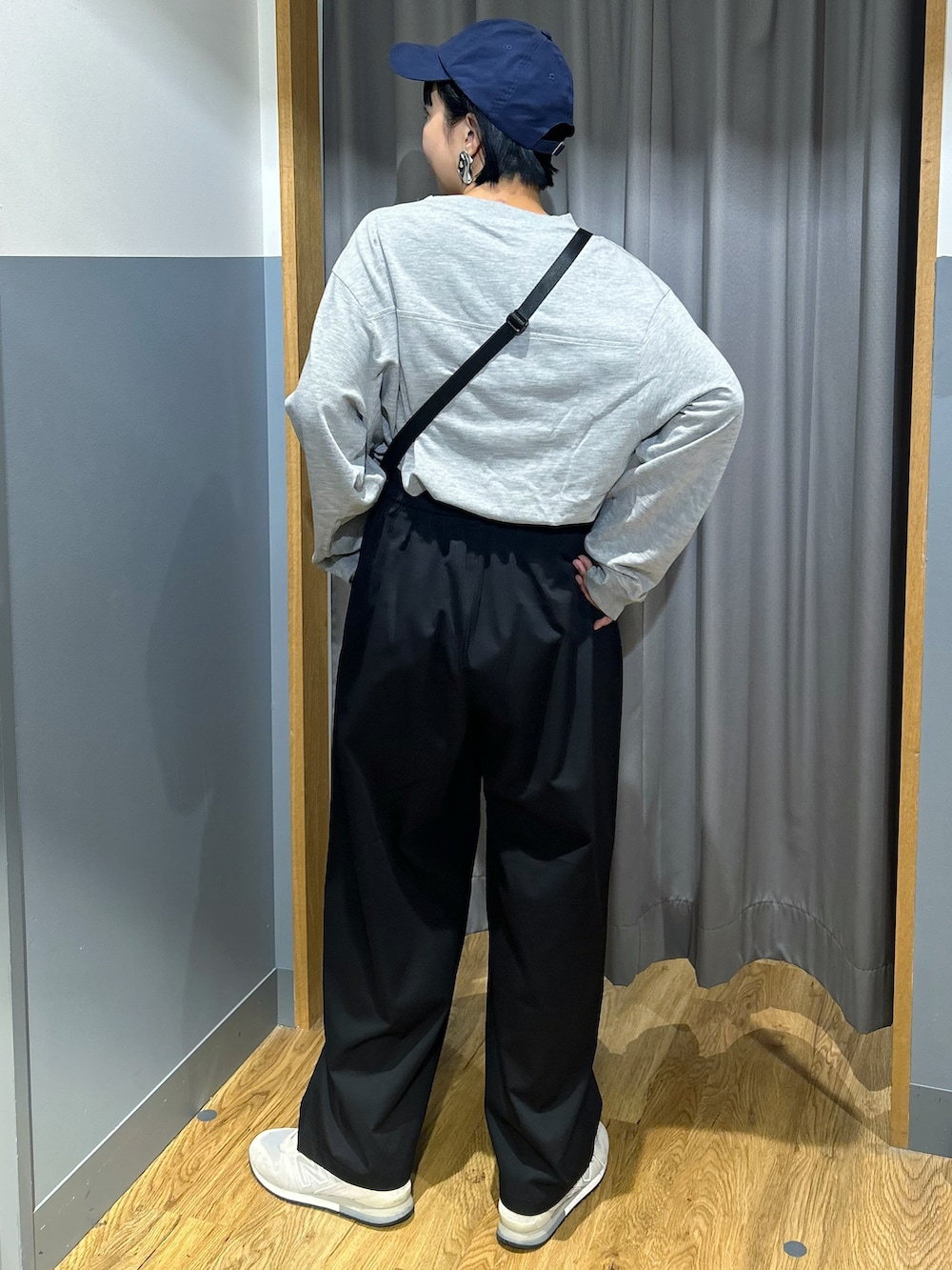 グレー系のTシャツ/カットソー、ブラック系のその他パンツ、ブルー系のシャツ/ブラウスを着用したレディースの秋コーディネートの3枚目の写真