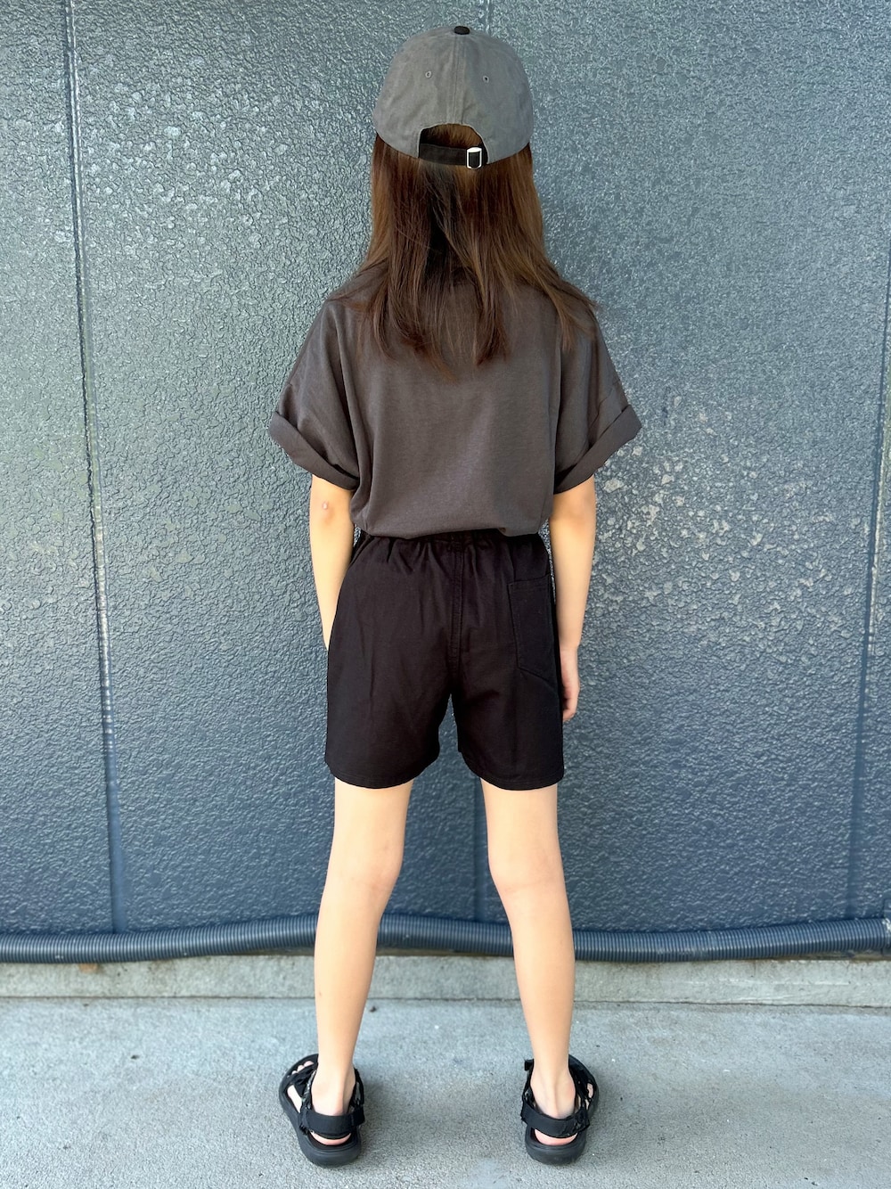 ブラック系のTシャツ/カットソー、ブラック系のその他パンツを着用したキッズの夏コーディネートの3枚目の写真