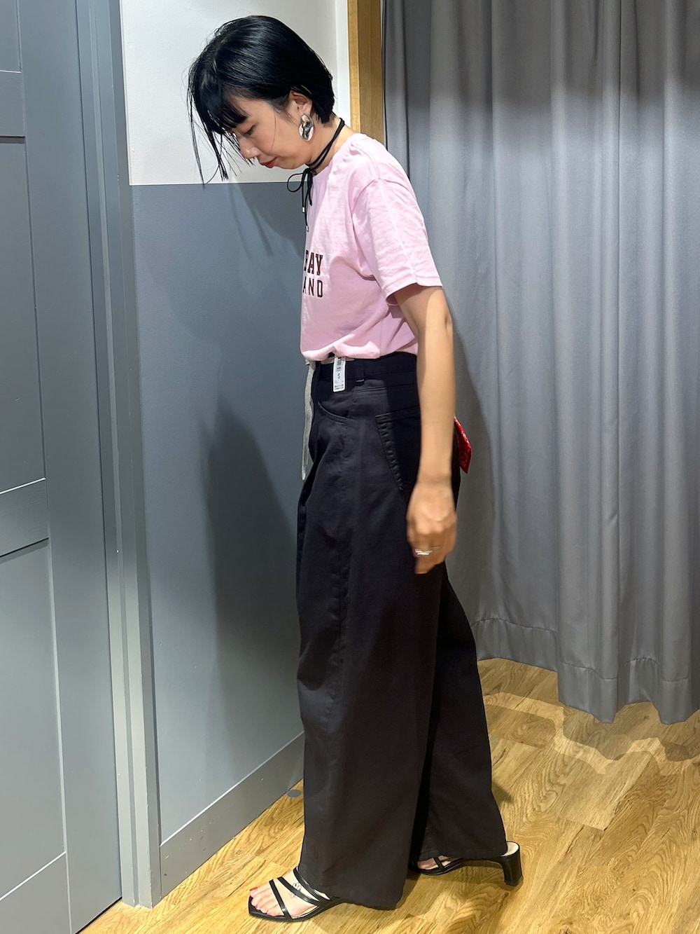 ピンク系のTシャツ/カットソー、グレー系のその他パンツ、ブラック系のショルダーバッグを着用したレディースの夏コーディネートの3枚目の写真