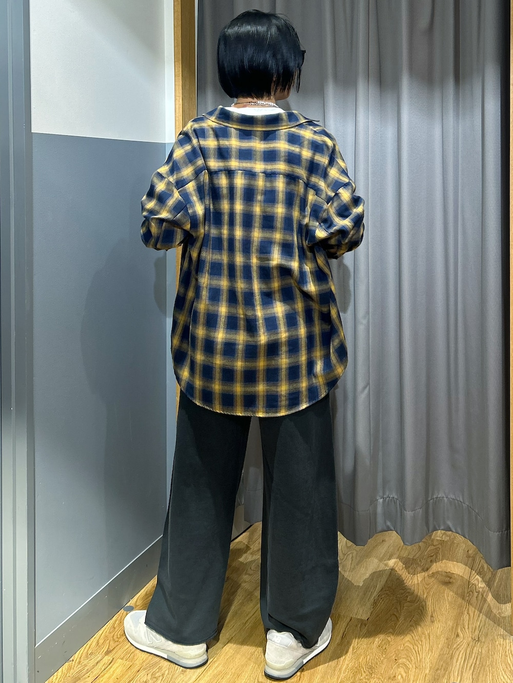 ホワイト系のTシャツ/カットソー、ブラック系のその他パンツ、ブラック系のボディバッグ/ウエストポーチを着用したレディースの秋コーディネートの3枚目の写真