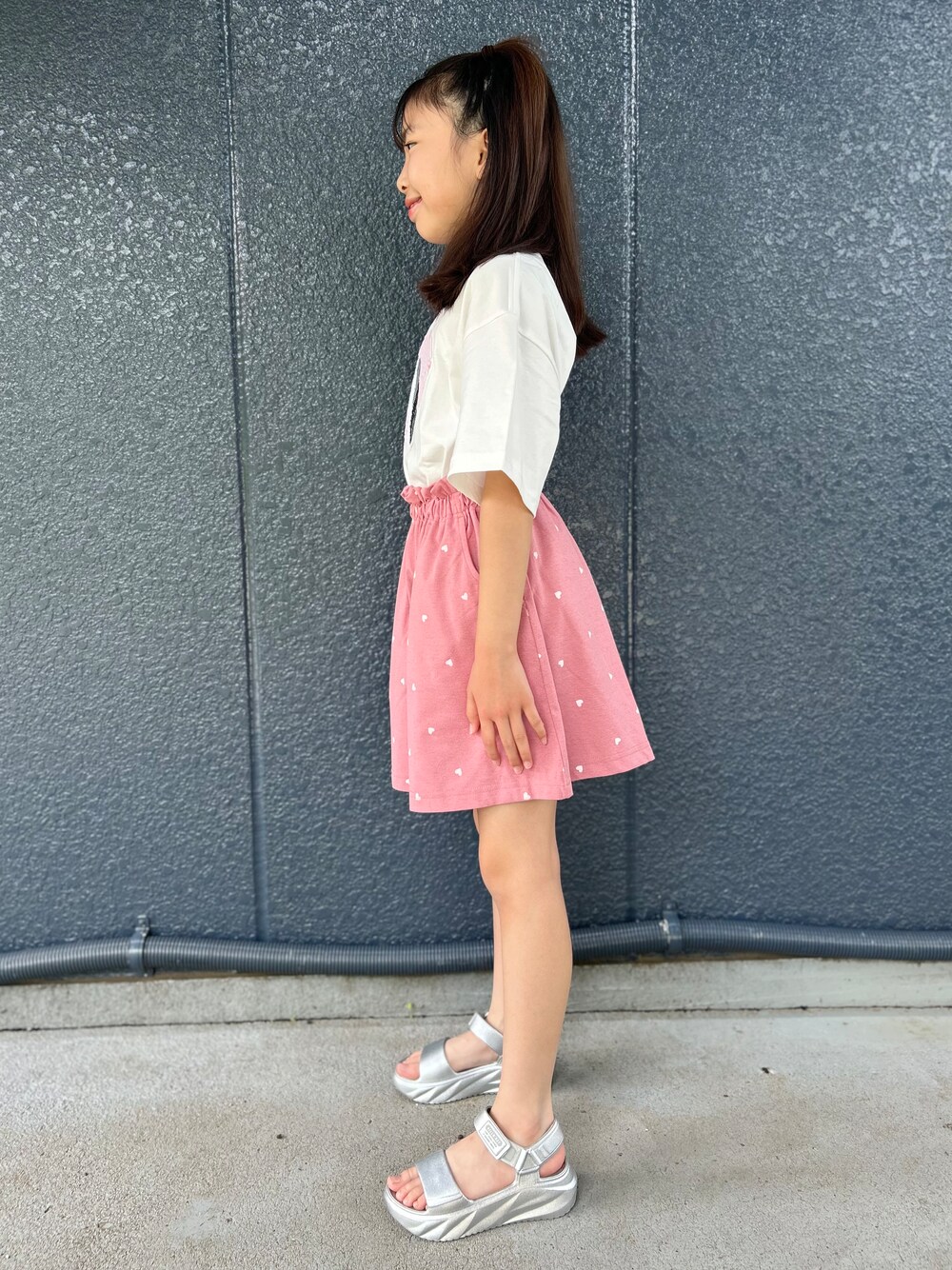 ホワイト系のTシャツ/カットソー、ピンク系のその他パンツを着用したキッズの夏コーディネートの2枚目の写真