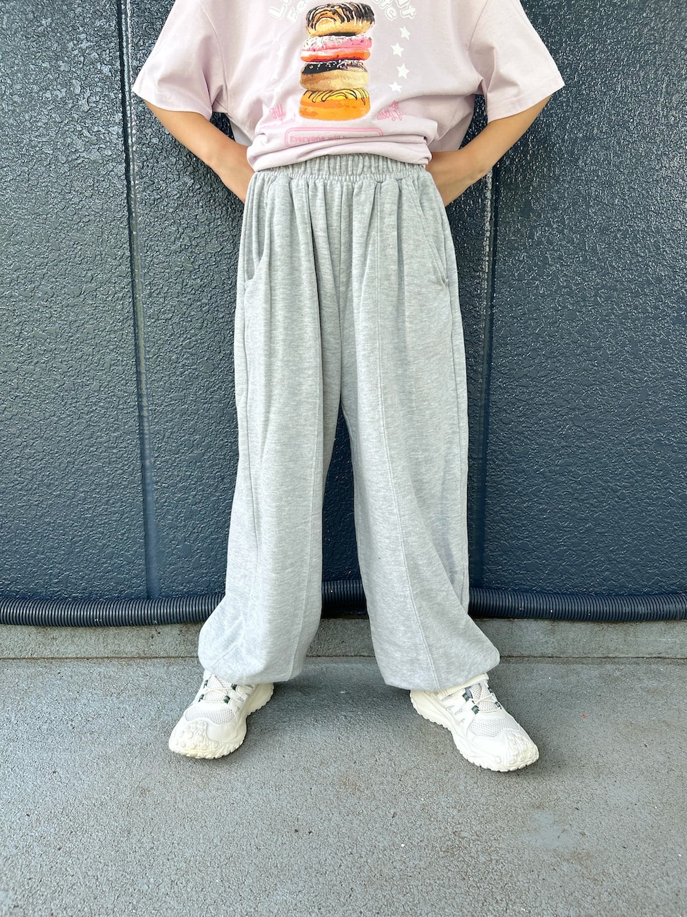 ピンク系のTシャツ/カットソー、グレー系のその他パンツ、ブラック系のショルダーバッグを着用したキッズの夏コーディネートの7枚目の写真
