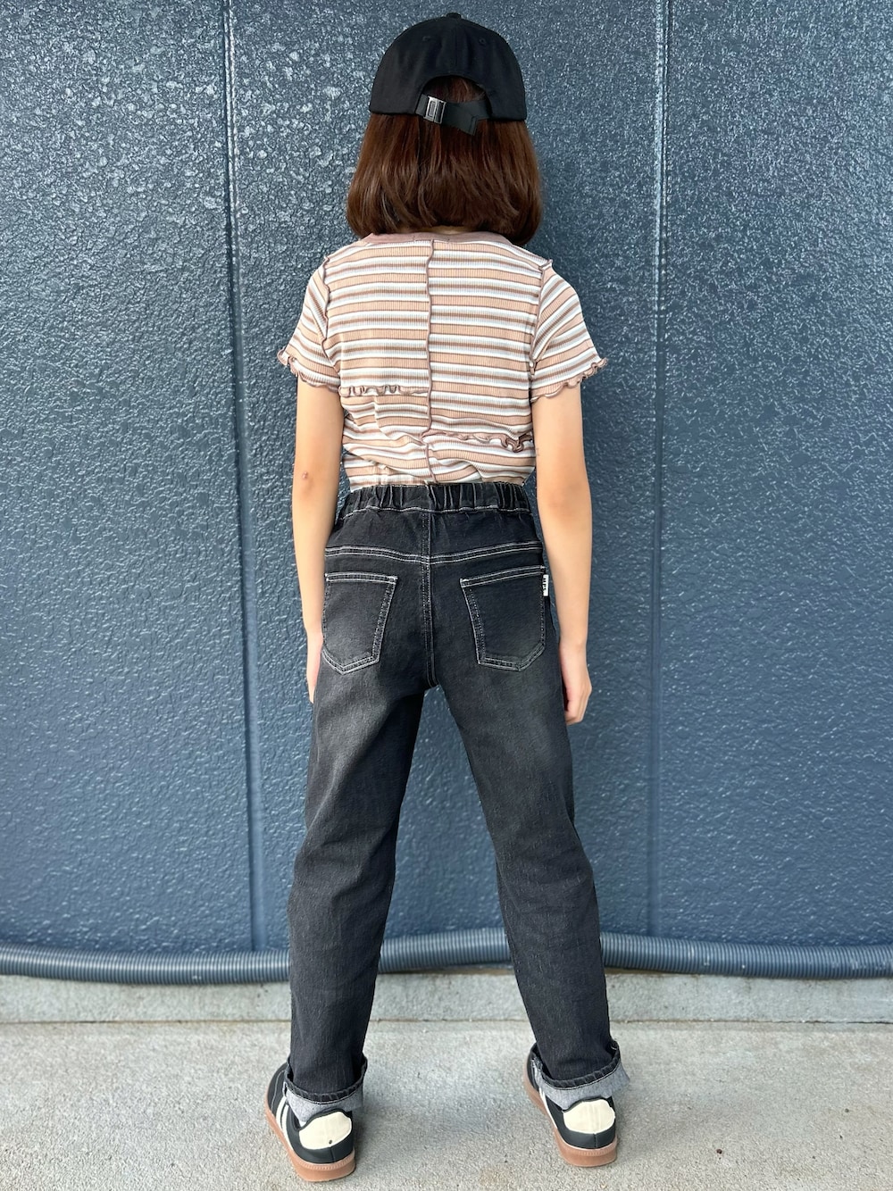 ブラウン系のTシャツ/カットソー、ブラック系のデニムパンツ、ブラック系のキャップを着用したキッズの夏コーディネートの3枚目の写真