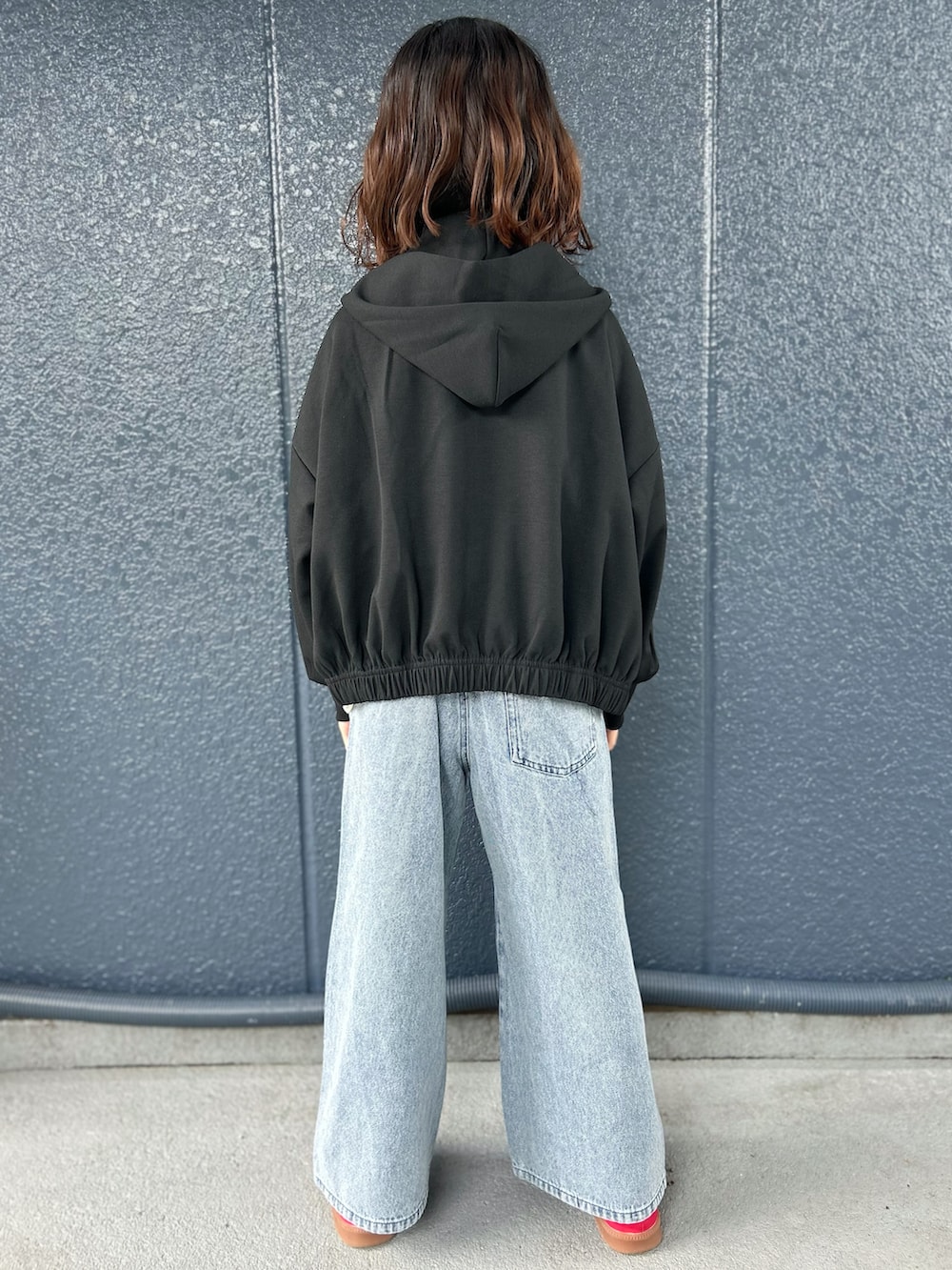 ホワイト系のTシャツ/カットソー、ブルー系のその他パンツ、ブラック系のカーディガン/ボレロを着用したキッズの秋コーディネートの6枚目の写真