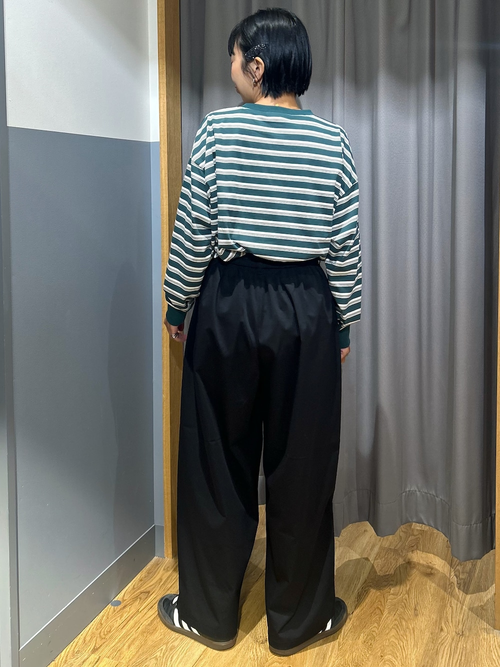 グリーン系のTシャツ/カットソー、ブラック系のその他パンツ、ブラック系のショルダーバッグを着用したレディースの秋コーディネートの3枚目の写真