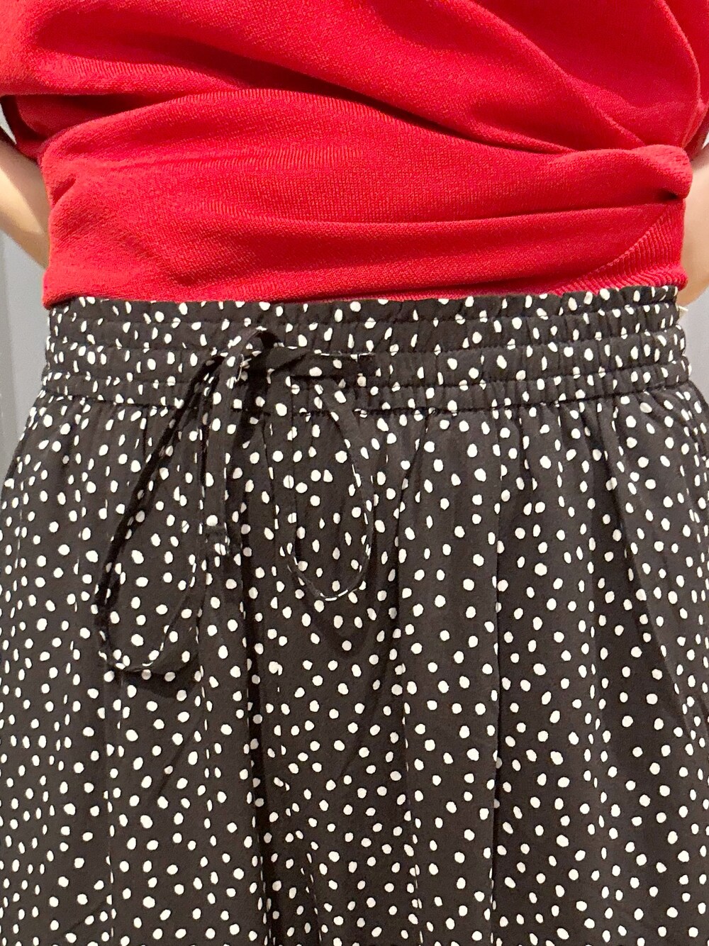 ホワイト系のその他パンツを着用したレディースの春コーディネートの7枚目の写真