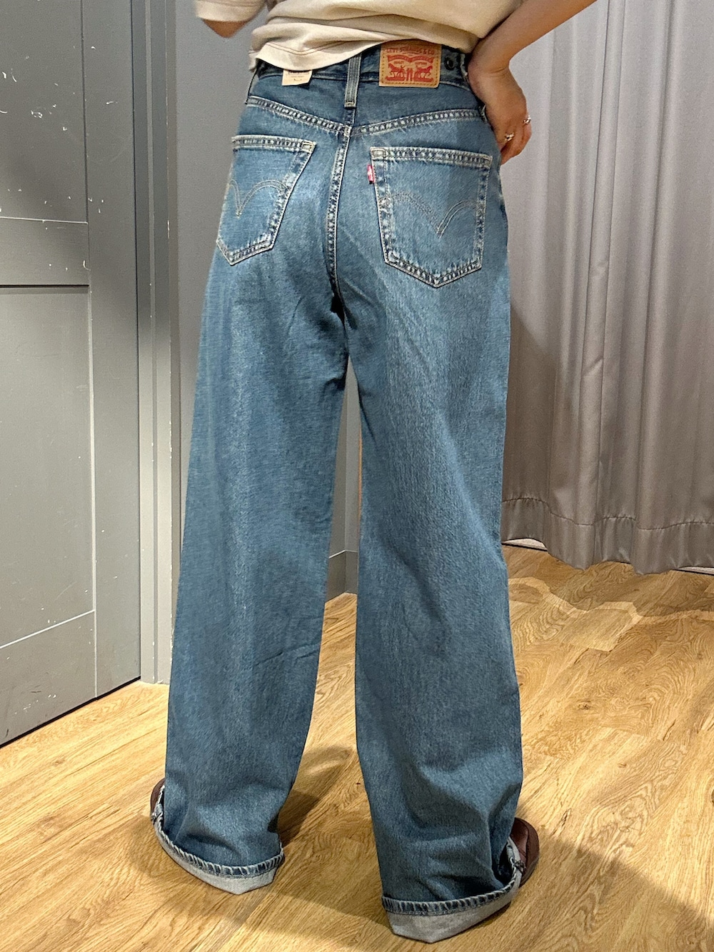 ホワイト系のTシャツ/カットソー、ブルー系のデニムパンツ、ブラウン系のベストを着用したレディースの春コーディネートの7枚目の写真