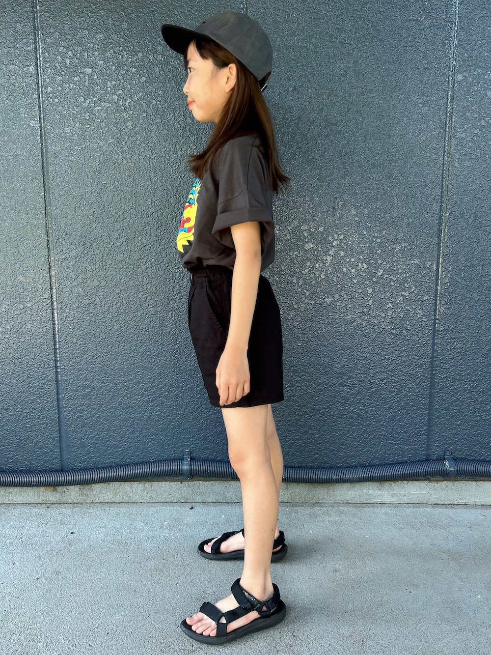 ブラック系のTシャツ/カットソー、ブラック系のその他パンツを着用したキッズの夏コーディネートの2枚目の写真