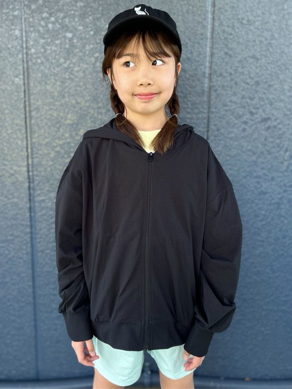 イエロー系のTシャツ/カットソー、グリーン系のその他パンツ、ブラック系のパーカーを着用したレディースの春コーディネートの8枚目の写真