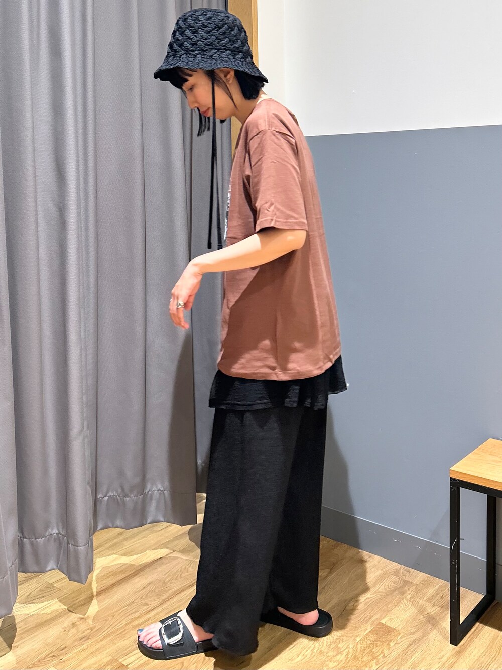 ブラウン系のTシャツ/カットソー、ブラック系のその他パンツ、ブラック系のTシャツ/カットソーを着用したレディースの夏コーディネートの2枚目の写真