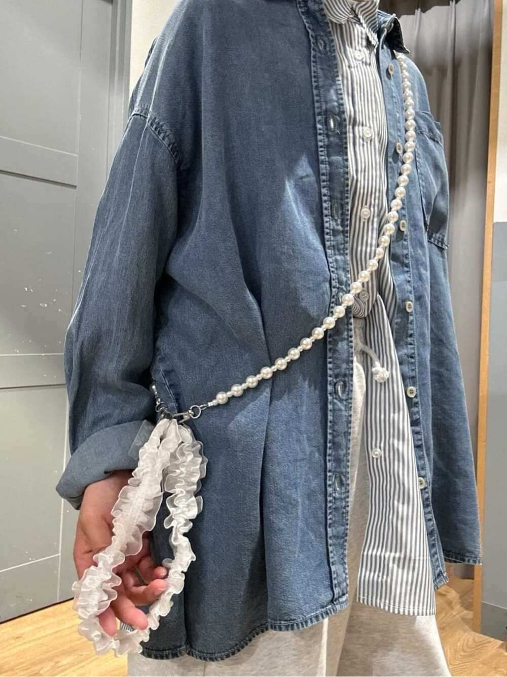 グレー系のその他パンツ、ブルー系のシャツ/ブラウス、ホワイト系のシャツ/ブラウスを着用したレディースの春コーディネートの9枚目の写真