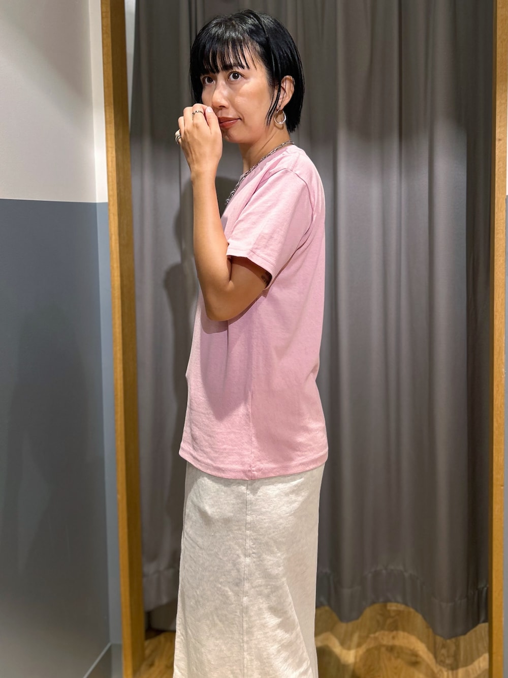 ピンク系のTシャツ/カットソー、パープル系のシャツ/ブラウス、グレー系のスカートを着用したレディースの秋コーディネートの6枚目の写真