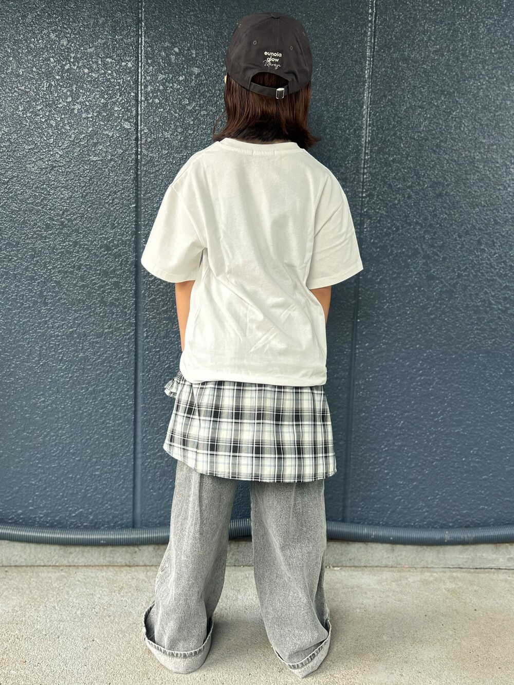 ブラック系のその他パンツ、ホワイト系のTシャツ/カットソー、ブラック系のキャップを着用したキッズの秋コーディネートの3枚目の写真
