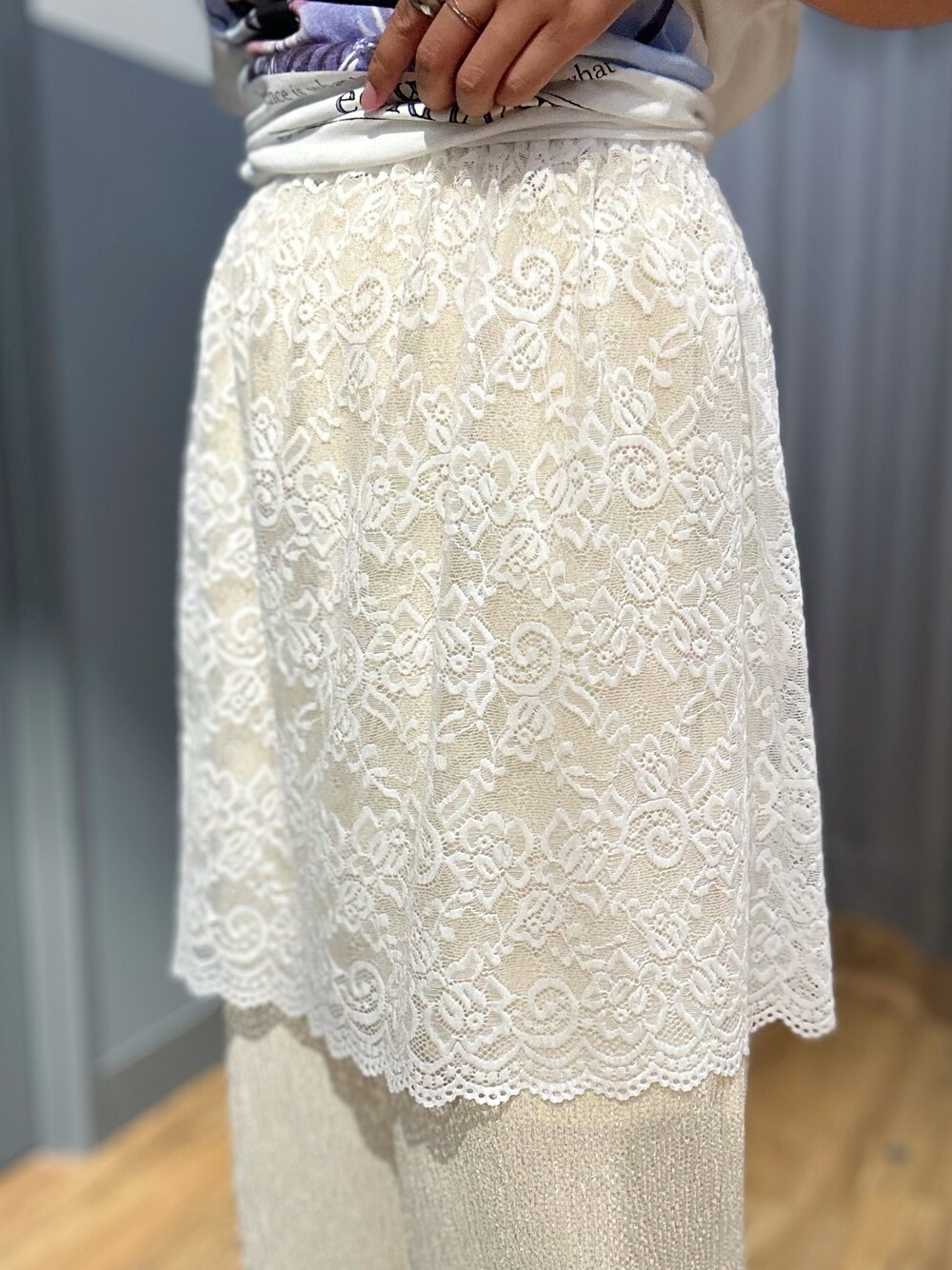 ホワイト系のTシャツ/カットソー、ベージュ系のその他パンツ、ホワイト系のサンダルを着用したレディースの夏コーディネートの10枚目の写真