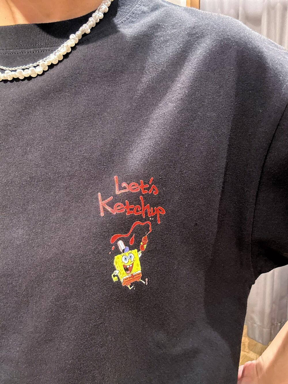 ブラック系のTシャツ/カットソー、ホワイト系のトートバッグ、ブルー系のその他パンツを着用したレディースの夏コーディネートの6枚目の写真