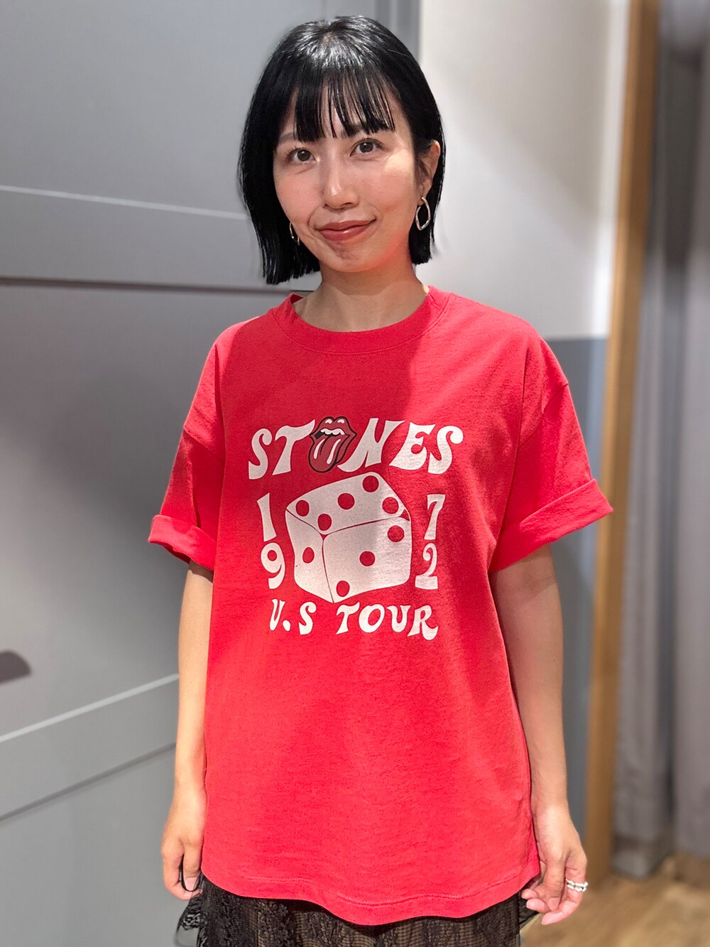 レッド系のTシャツ/カットソー、ブラウン系のセットアップ、ブラック系のスカートを着用したレディースの夏コーディネートの4枚目の写真