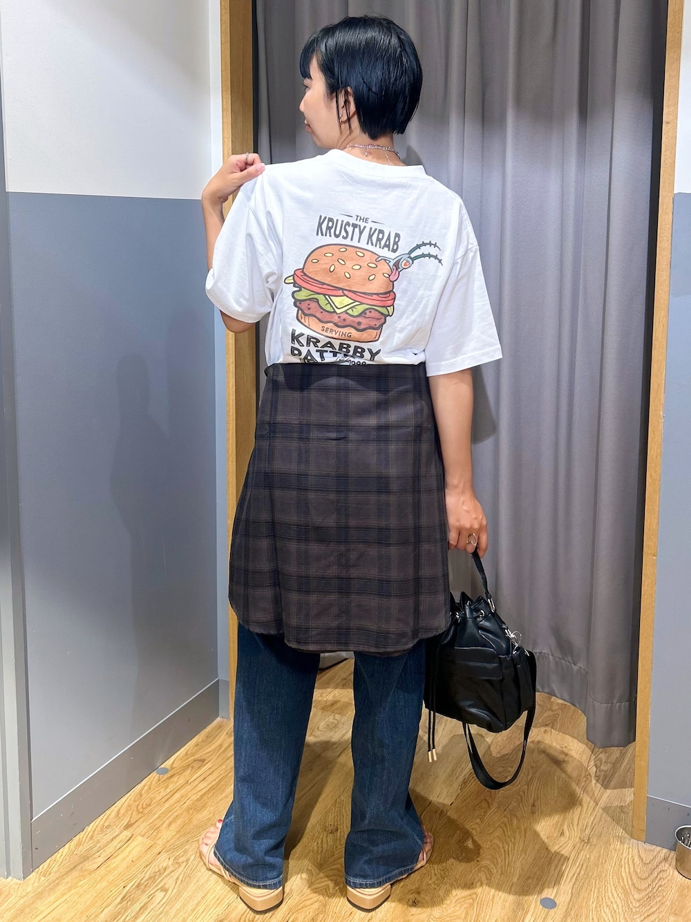 ホワイト系のTシャツ/カットソー、ブラウン系のシャツ/ブラウス、ブルー系のデニムパンツを着用したレディースの夏コーディネートの3枚目の写真