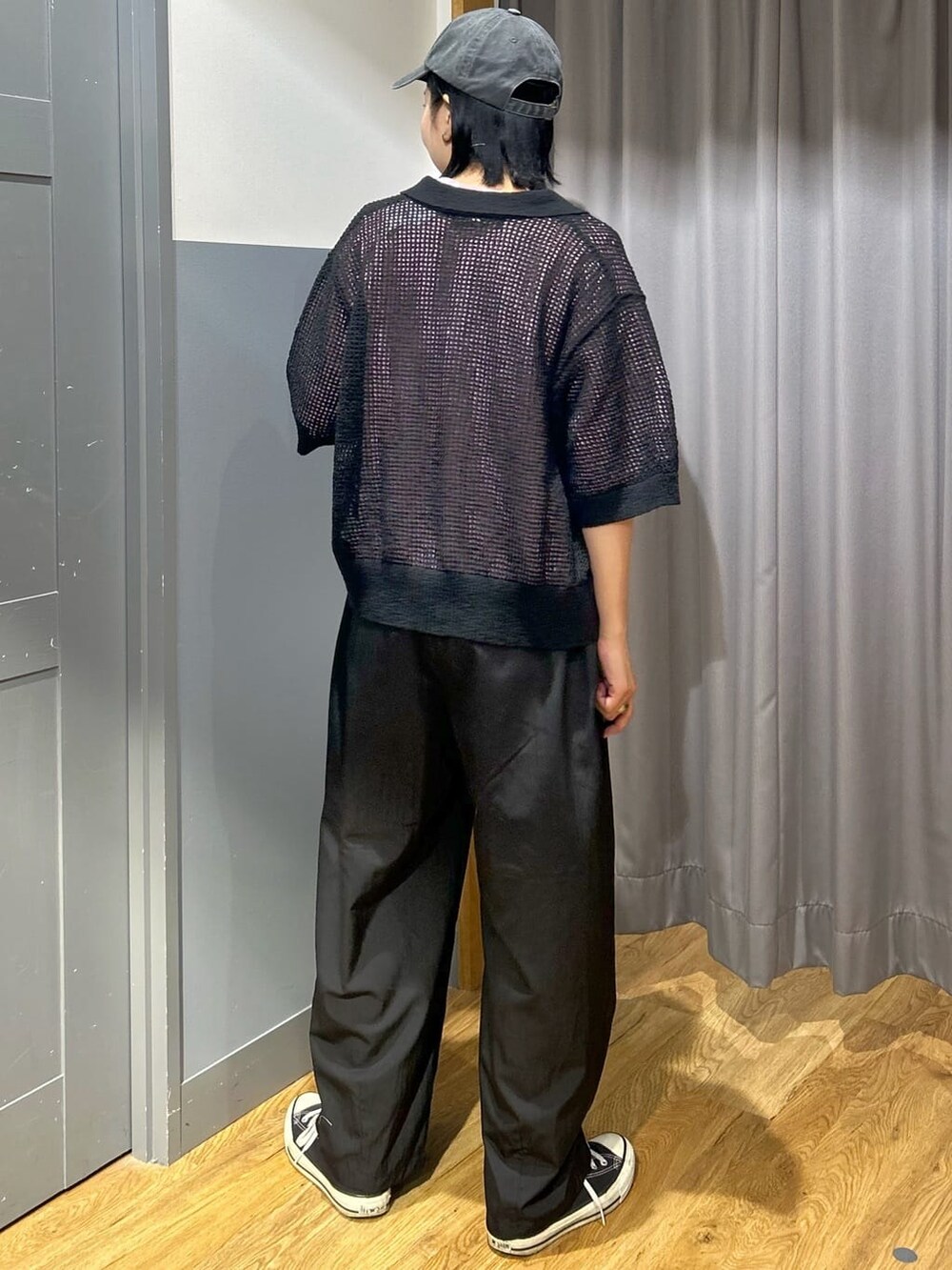 ピンク系のTシャツ/カットソー、ブラック系のその他パンツ、ブラック系のカーディガン/ボレロを着用したレディースの春コーディネートの4枚目の写真