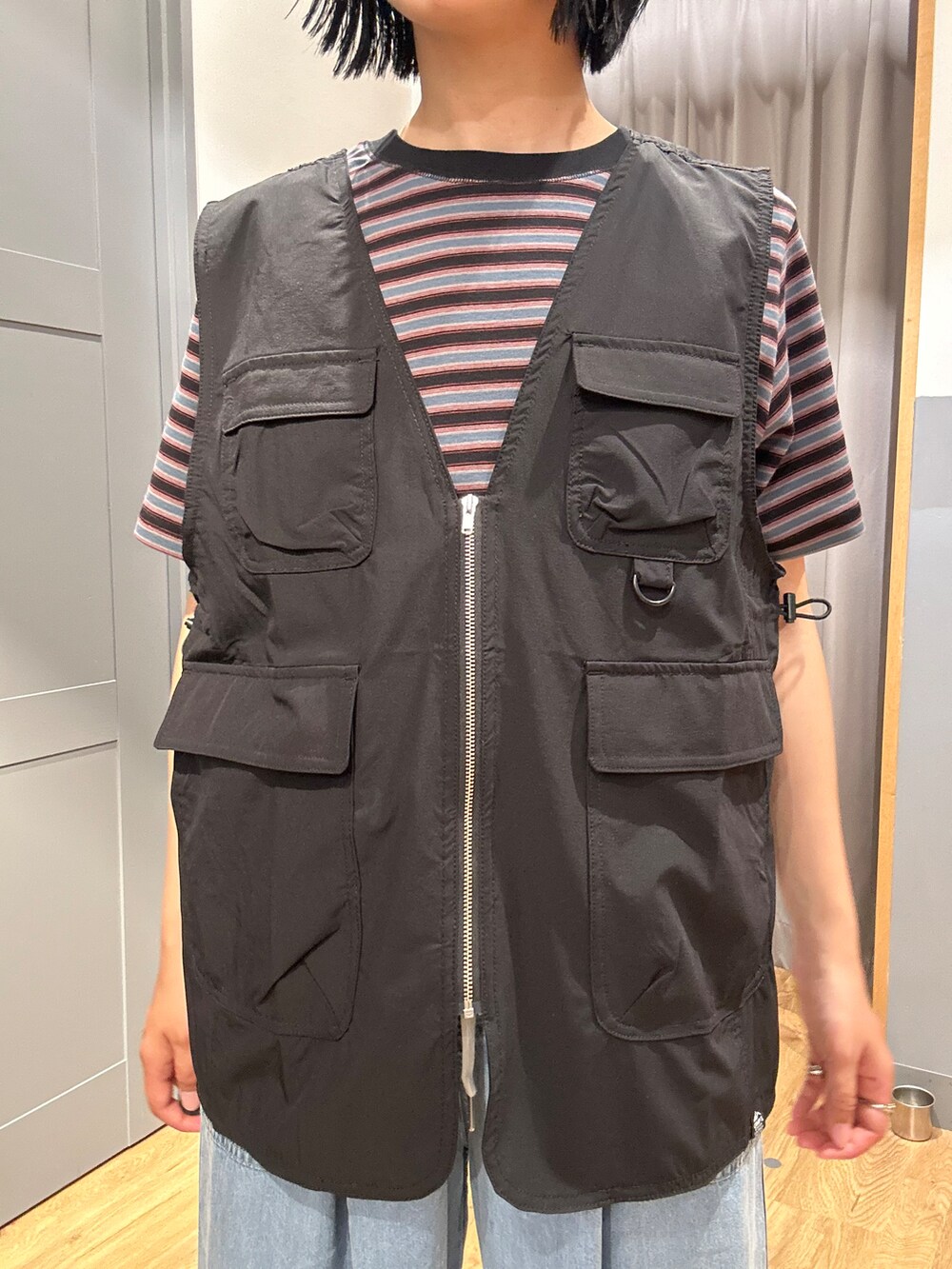 ブルー系のTシャツ/カットソー、ブラック系のシャツ/ブラウス、ブルー系のデニムパンツを着用したレディースの夏コーディネートの5枚目の写真