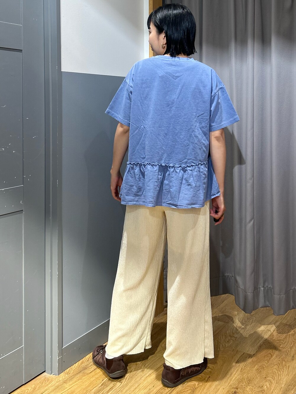 ブルー系のTシャツ/カットソー、ベージュ系のその他パンツを着用したレディースの春コーディネートの4枚目の写真