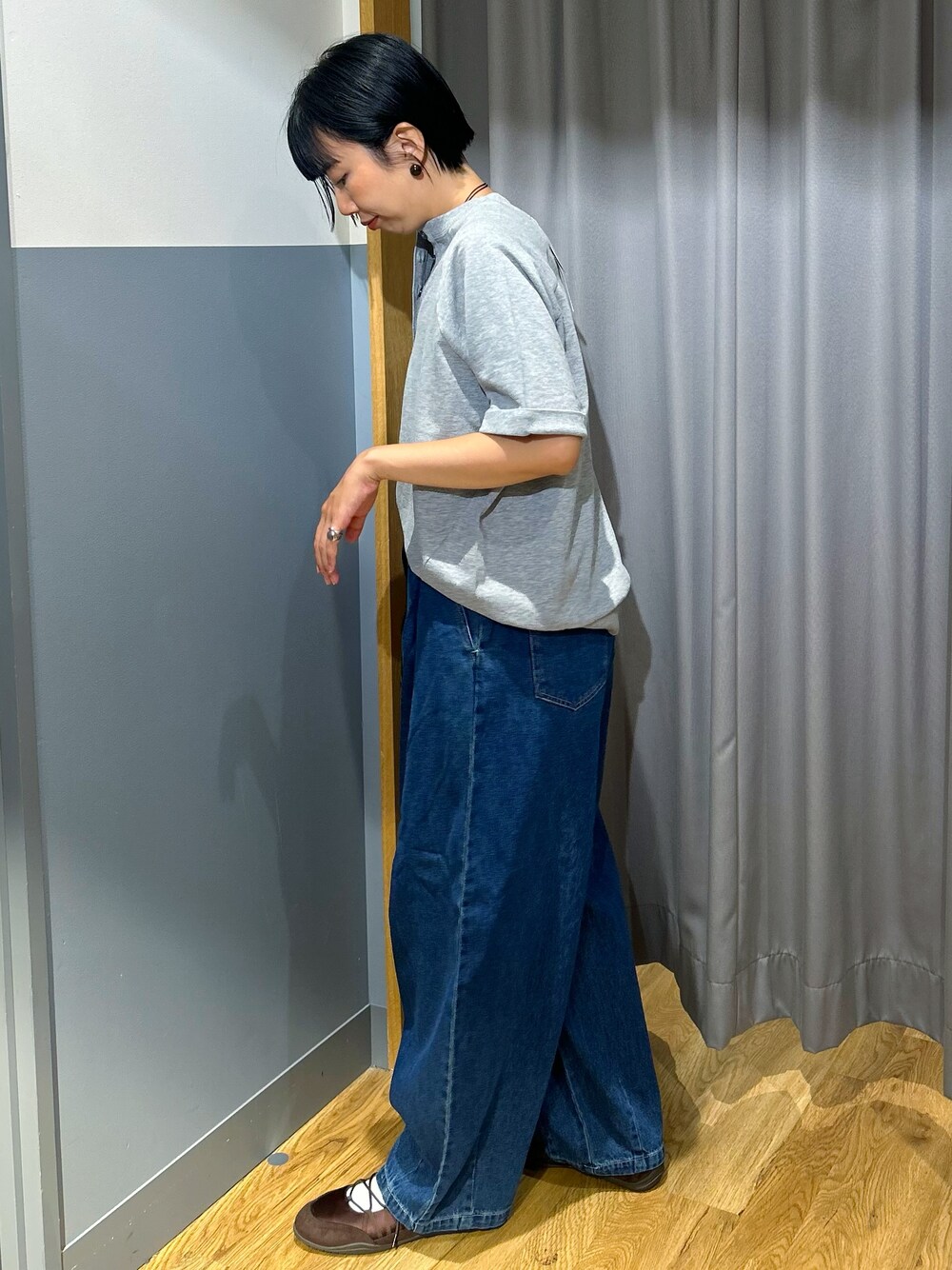 グレー系のその他トップス、グレー系のバックパック/リュック、ブルー系のその他パンツを着用したレディースの夏コーディネートの3枚目の写真