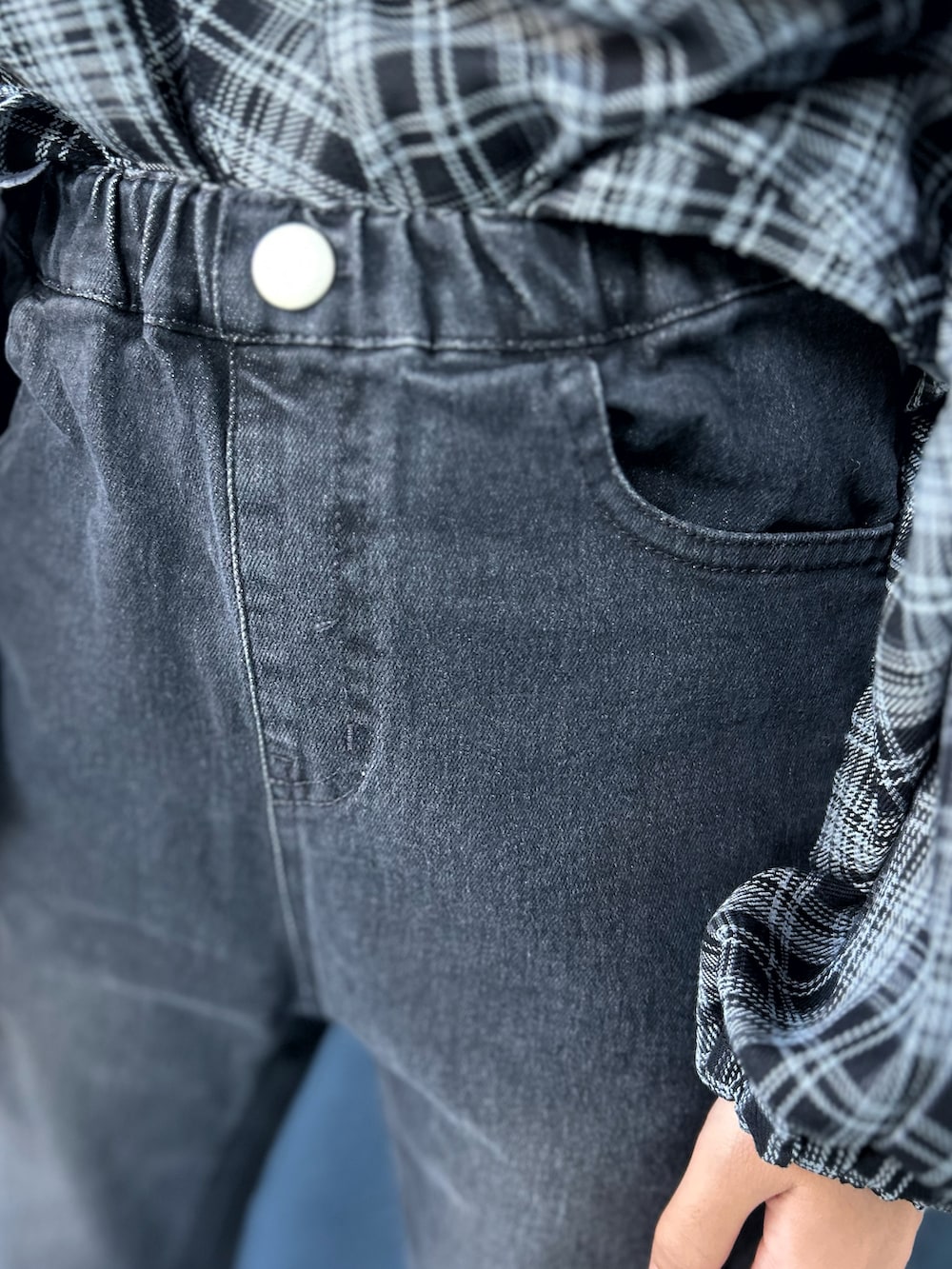 ブラック系のその他パンツを着用したキッズの秋コーディネートの8枚目の写真