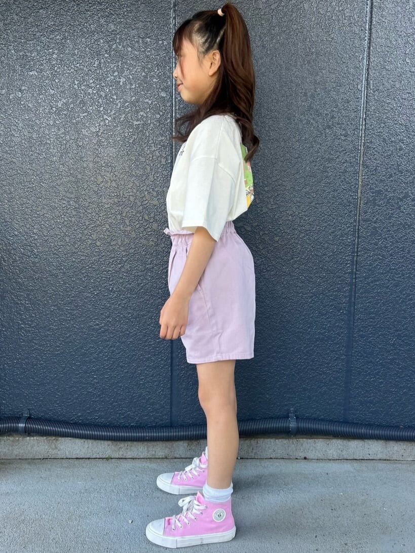 ホワイト系のTシャツ/カットソー、パープル系のその他パンツを着用したキッズの春コーディネートの2枚目の写真