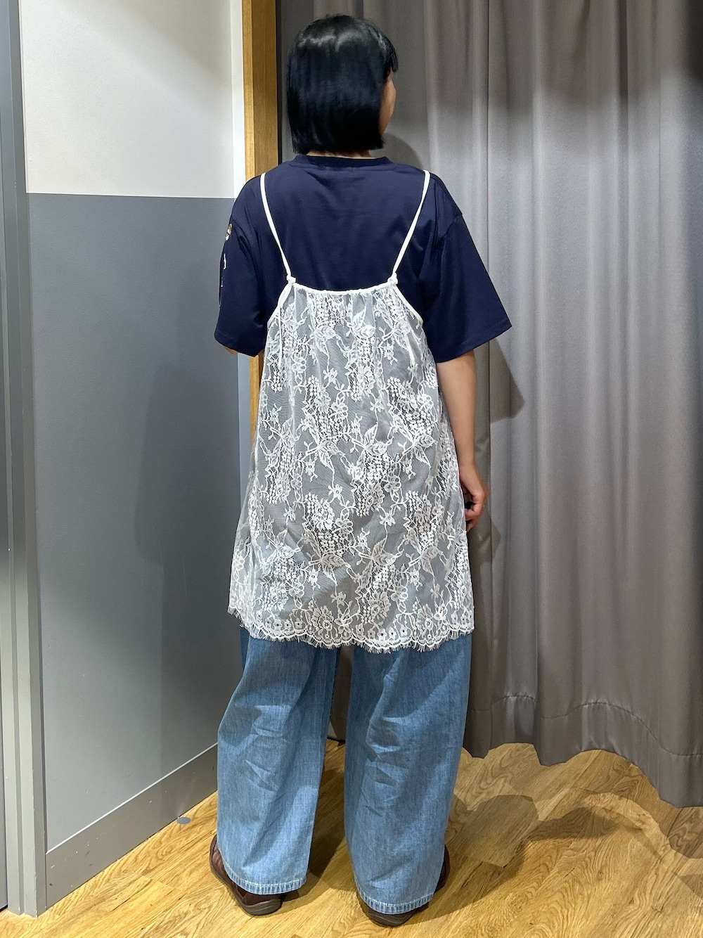 ブルー系のTシャツ/カットソー、ブルー系のデニムパンツ、ホワイト系のTシャツ/カットソーを着用したレディースの夏コーディネートの3枚目の写真