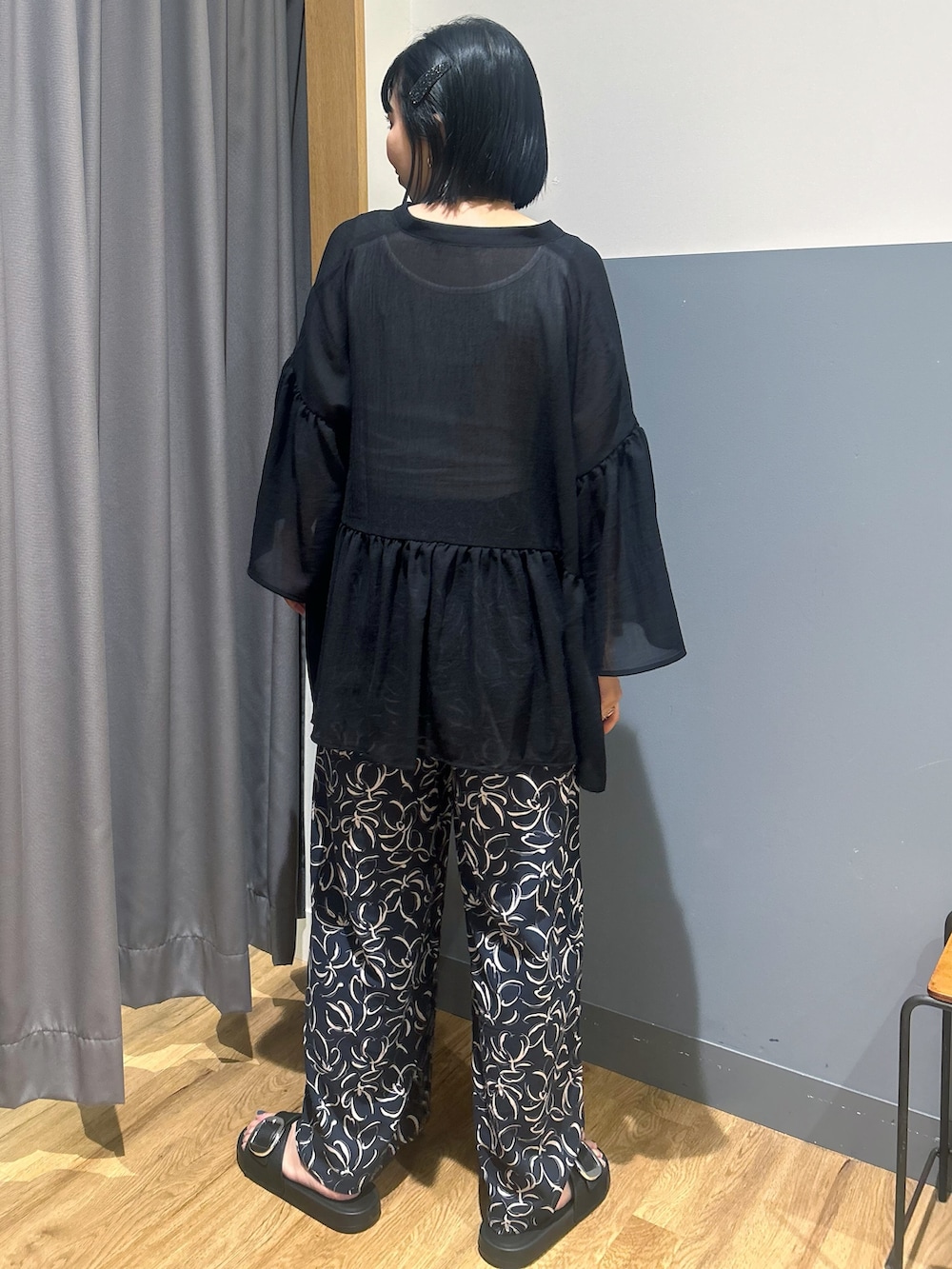 ブラック系のシャツ/ブラウス、その他のその他パンツ、ホワイト系のタンクトップを着用したレディースの夏コーディネートの2枚目の写真