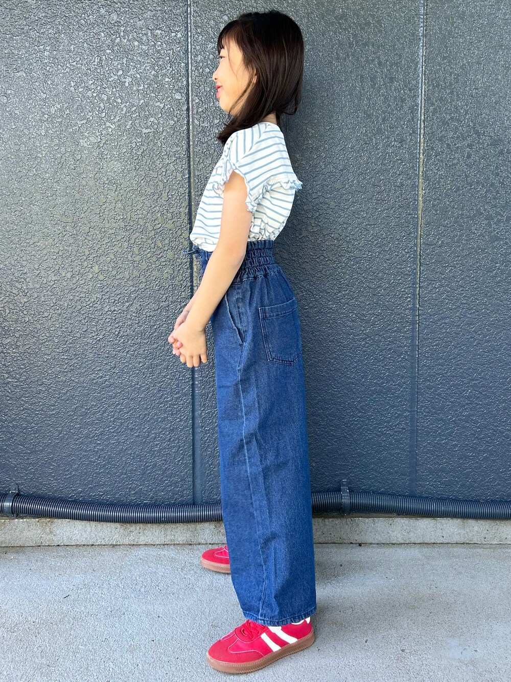 ブルー系のTシャツ/カットソー、ブルー系のデニムパンツ、ブラック系のショルダーバッグを着用したレディースの春コーディネートの2枚目の写真