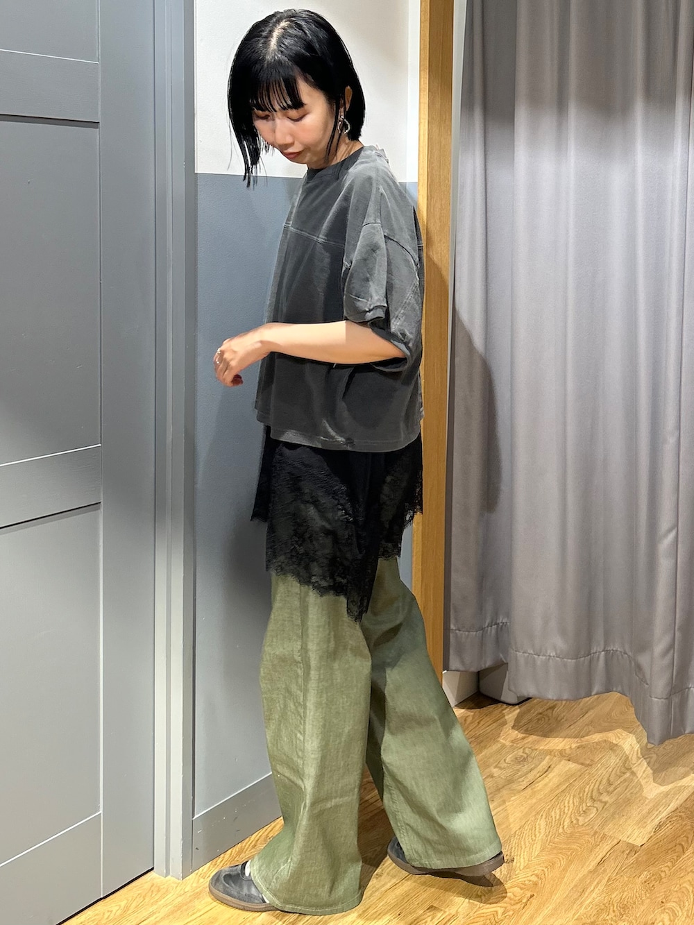 ブラック系のTシャツ/カットソー、ブラック系のTシャツ/カットソー、グリーン系のその他パンツを着用したレディースの夏コーディネートの3枚目の写真
