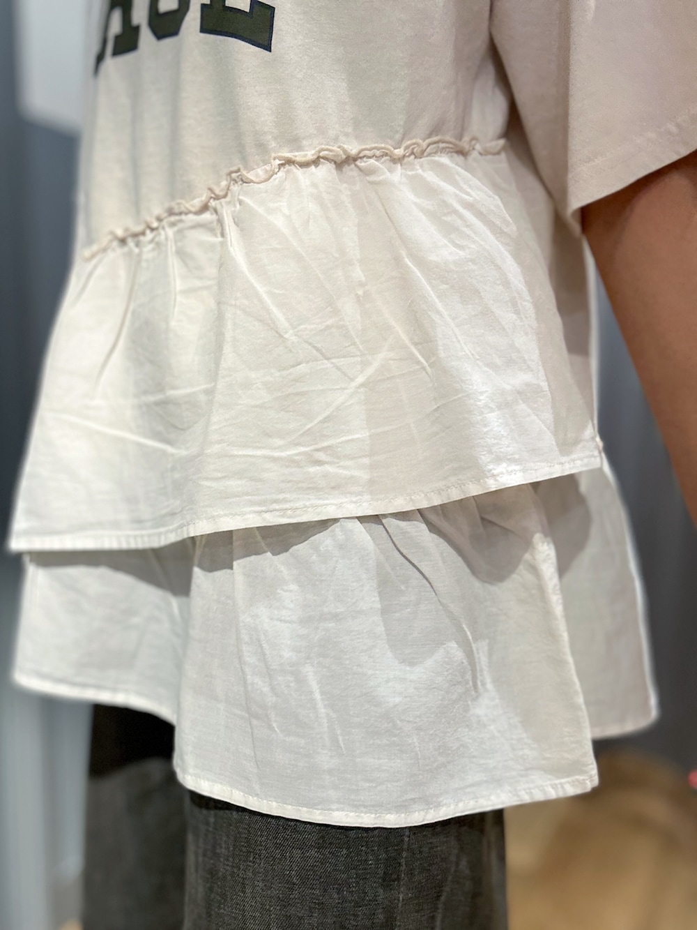 ホワイト系のTシャツ/カットソー、ブラウン系のその他パンツ、ブラウン系のショルダーバッグを着用したレディースの夏コーディネートの5枚目の写真