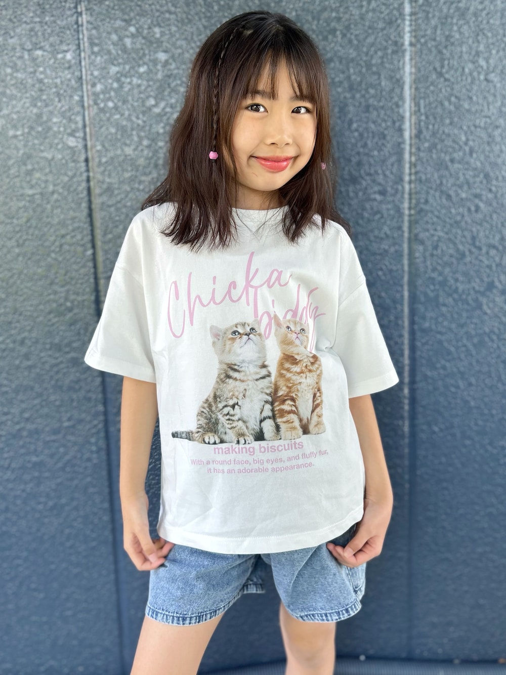 ブルー系のその他パンツ、ホワイト系のTシャツ/カットソー、ホワイト系のショルダーバッグを着用したキッズの春コーディネートの7枚目の写真