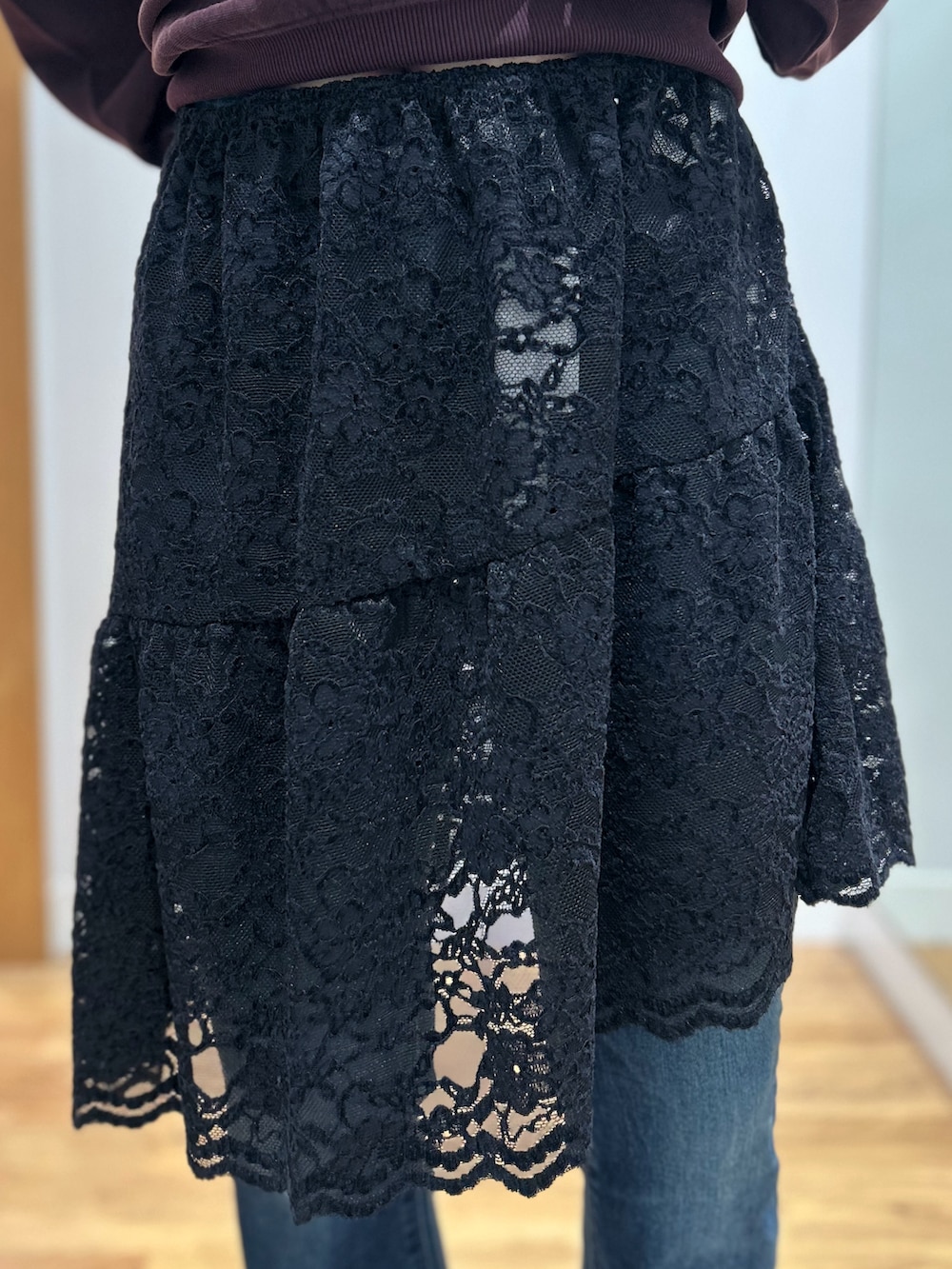 レッド系のスウェット、ブルー系のその他パンツ、ブラック系のショルダーバッグを着用したレディースの秋コーディネートの6枚目の写真
