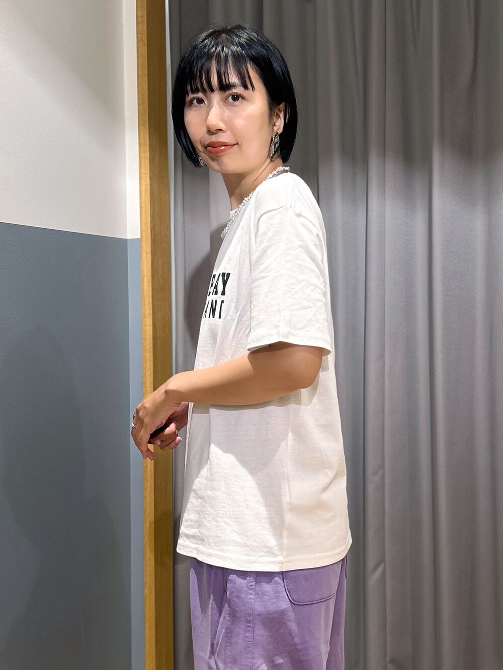 ホワイト系のTシャツ/カットソー、ブラック系のスカート、パープル系のその他パンツを着用したレディースの夏コーディネートの6枚目の写真