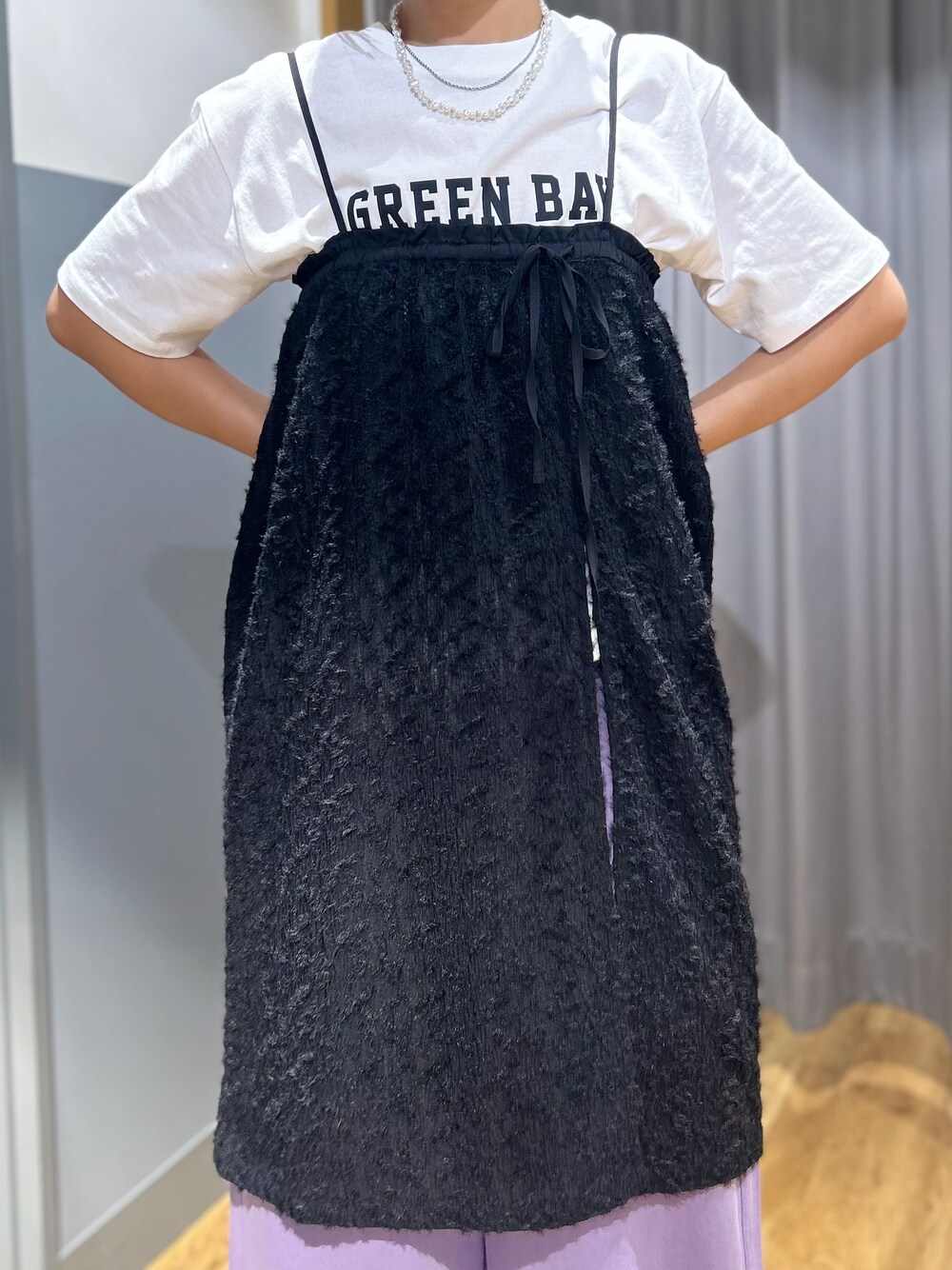 ホワイト系のTシャツ/カットソー、ブラック系のスカート、パープル系のその他パンツを着用したレディースの夏コーディネートの4枚目の写真