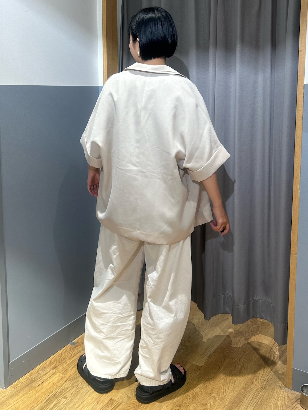 グレー系のTシャツ/カットソー、ホワイト系のその他パンツ、ベージュ系のテーラードジャケットを着用したレディースの夏コーディネートの3枚目の写真