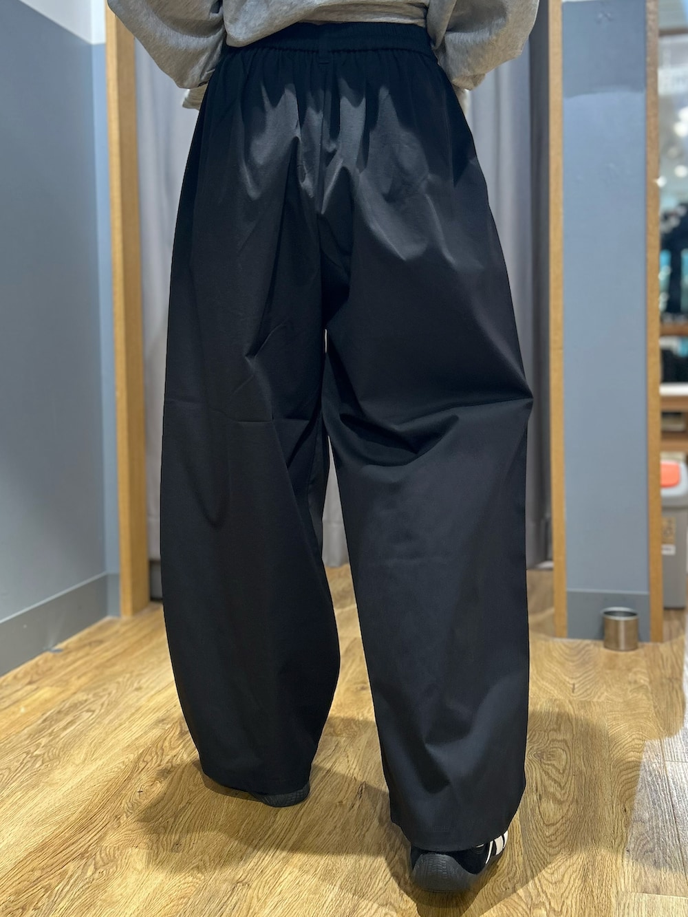 グレー系のニット/セーター、ブラック系のショルダーバッグ、ブラック系のその他パンツを着用したレディースの秋コーディネートの8枚目の写真