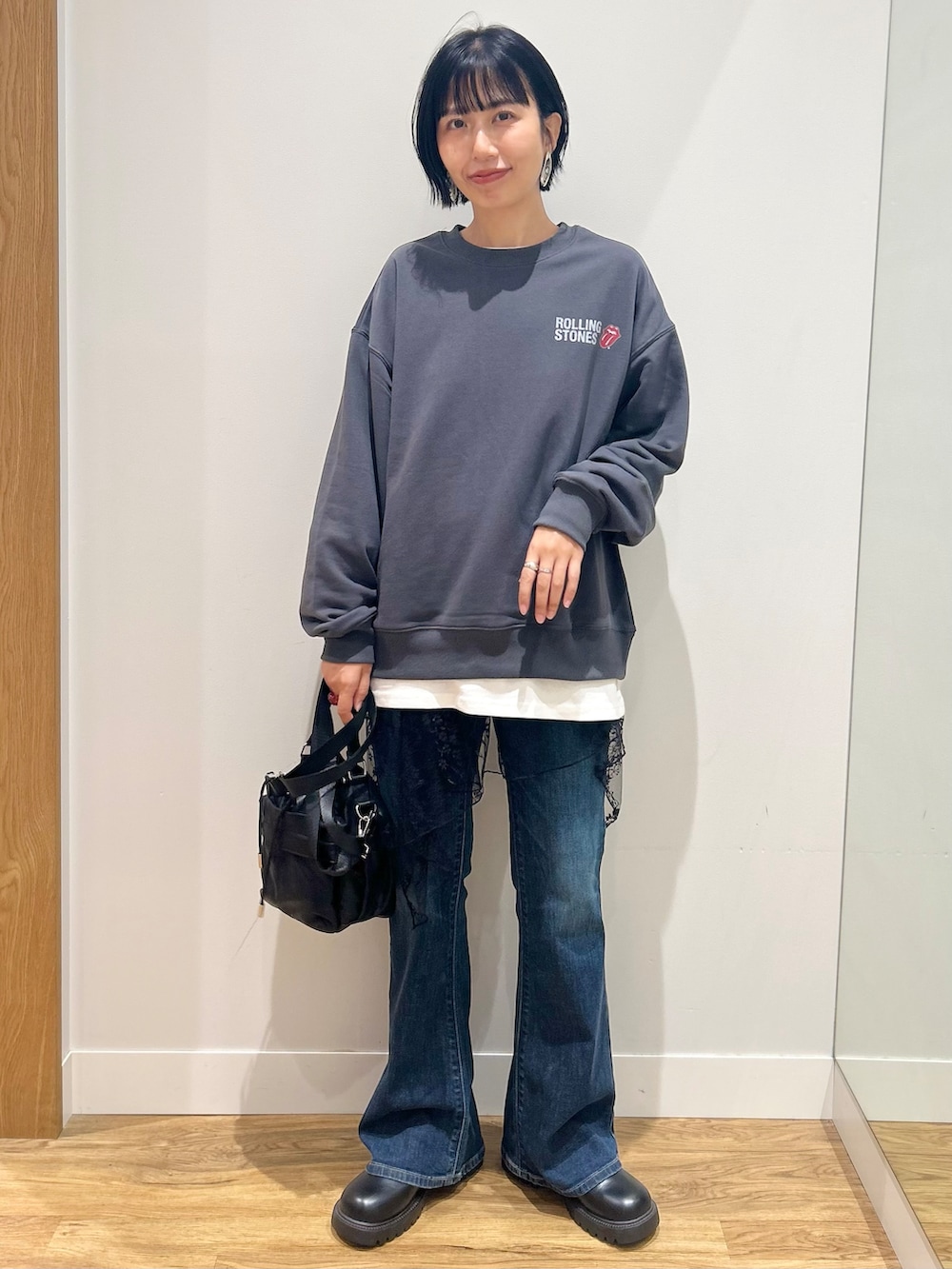 グレー系のスウェット、ホワイト系のTシャツ/カットソー、ブルー系のその他パンツを着用したレディースの秋コーディネートの2枚目の写真