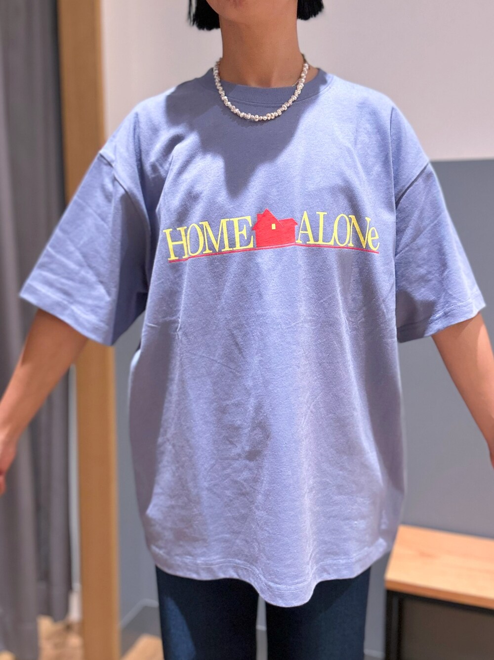 ブルー系のTシャツ/カットソー、ブルー系のデニムパンツ、ホワイト系のキャップを着用したレディースの夏コーディネートの5枚目の写真
