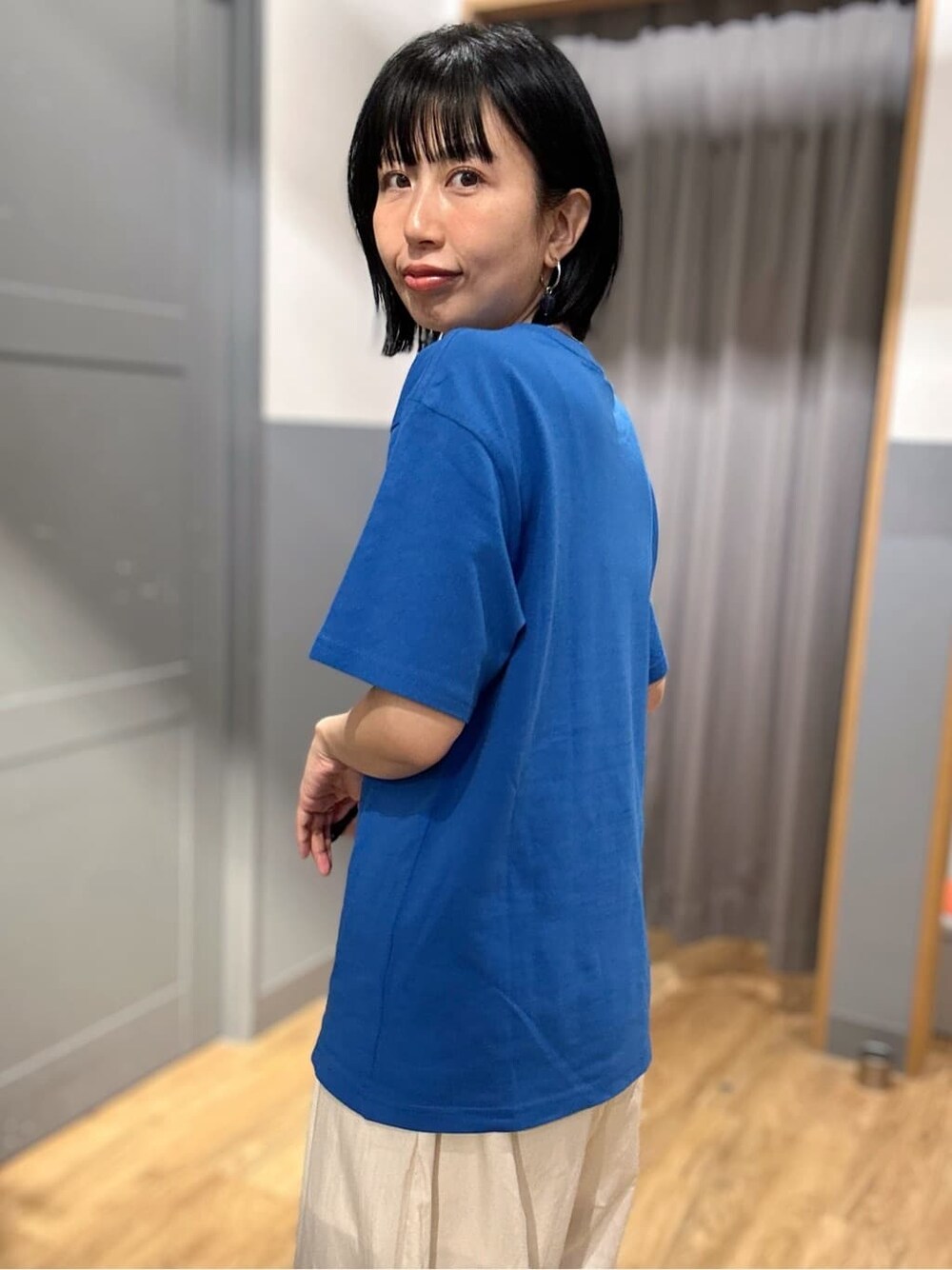 ブルー系のTシャツ/カットソー、ブラック系のカーディガン/ボレロ、ホワイト系のその他パンツを着用したレディースの春コーディネートの7枚目の写真