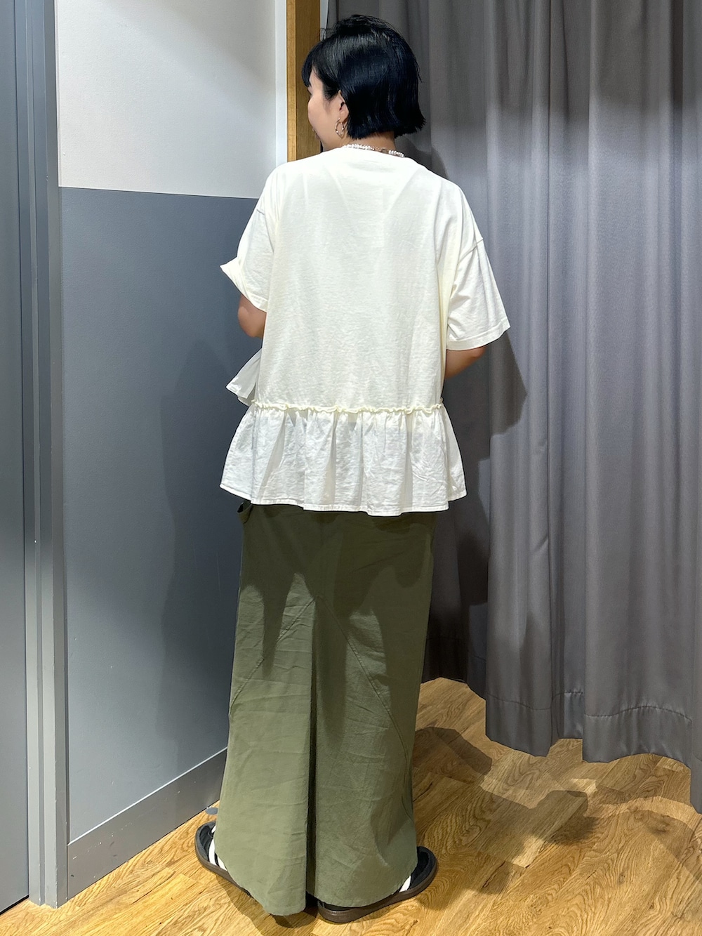 ホワイト系のTシャツ/カットソー、ブラウン系のスカート、ホワイト系のボディバッグ/ウエストポーチを着用したレディースの夏コーディネートの4枚目の写真
