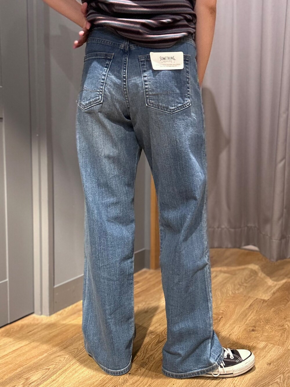 ブルー系のTシャツ/カットソー、ブラック系のベスト、ブルー系のデニムパンツを着用したレディースの夏コーディネートの10枚目の写真