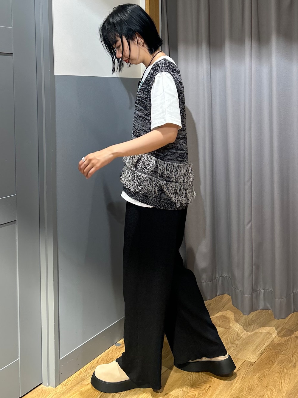 ブラック系のベスト、ホワイト系のTシャツ/カットソー、ブラック系のその他パンツを着用したレディースの夏コーディネートの2枚目の写真