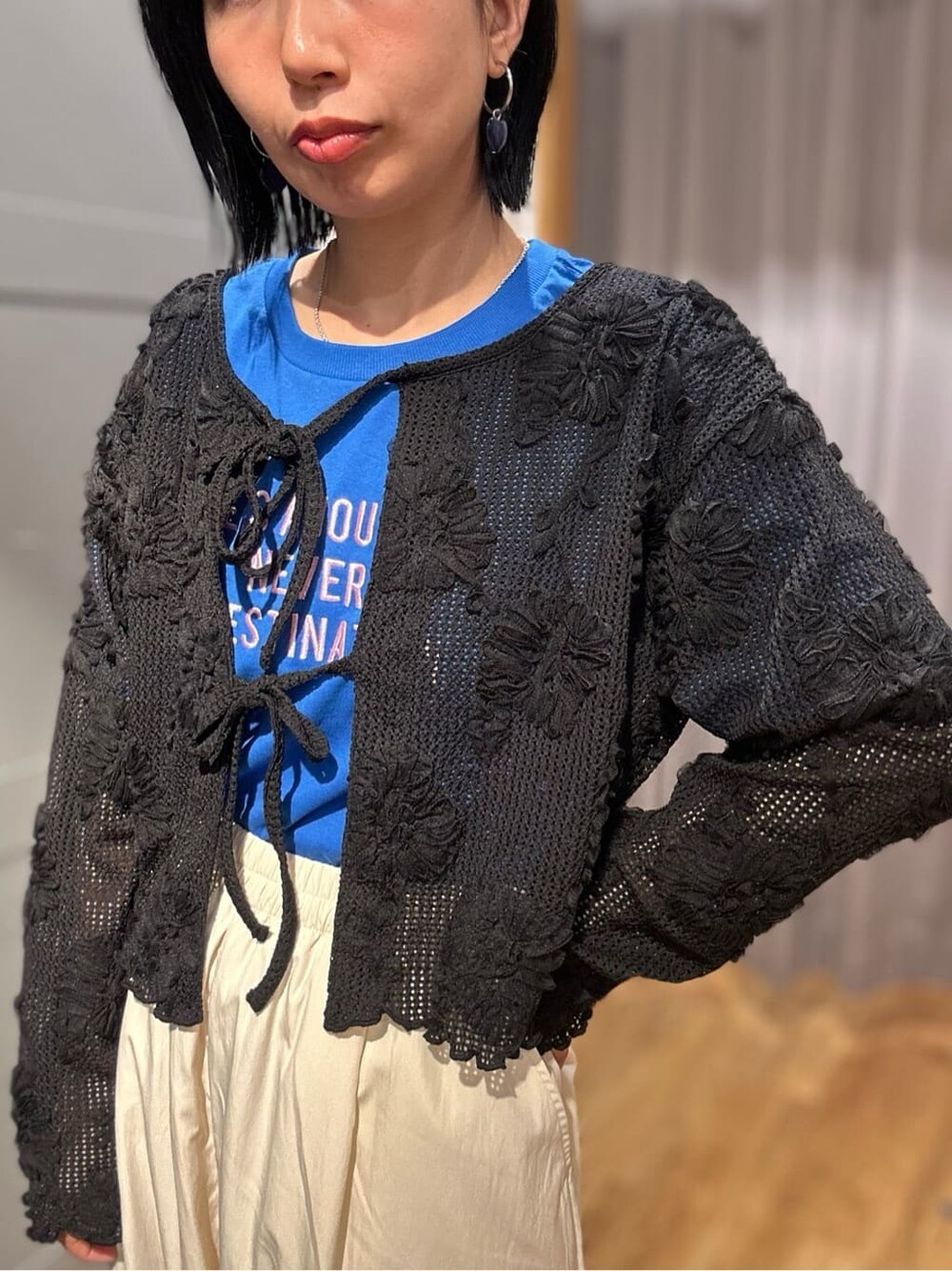 ブルー系のTシャツ/カットソー、ブラック系のカーディガン/ボレロ、ホワイト系のその他パンツを着用したレディースの春コーディネートの5枚目の写真